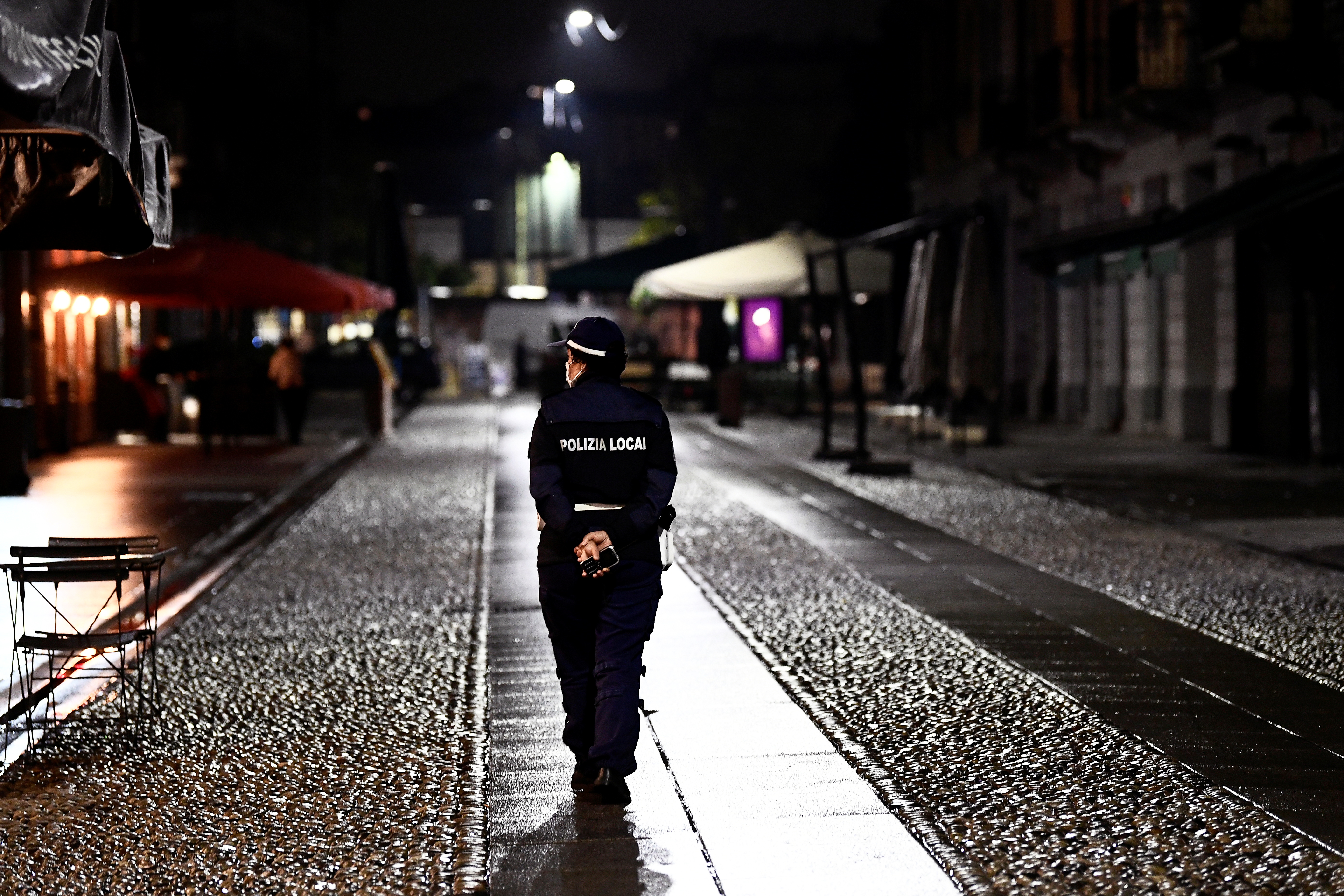 Un oficial de policía vigila una calle, mientras la región de Lombardía impone un toque de queda después de haber sido golpeada por una oleada de infecciones de la enfermedad coronavirus (COVID-19), en Milán, Italia, el 22 de octubre de 2020. REUTERS/Flavio Lo Scalzo
