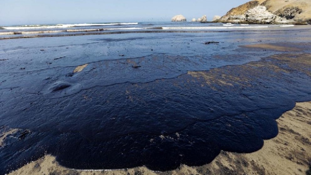 Derrame de petróleo afectó al mar peruano y a los animales del litoral, pero la empresa Repsol sigue operando. Foto: Andina