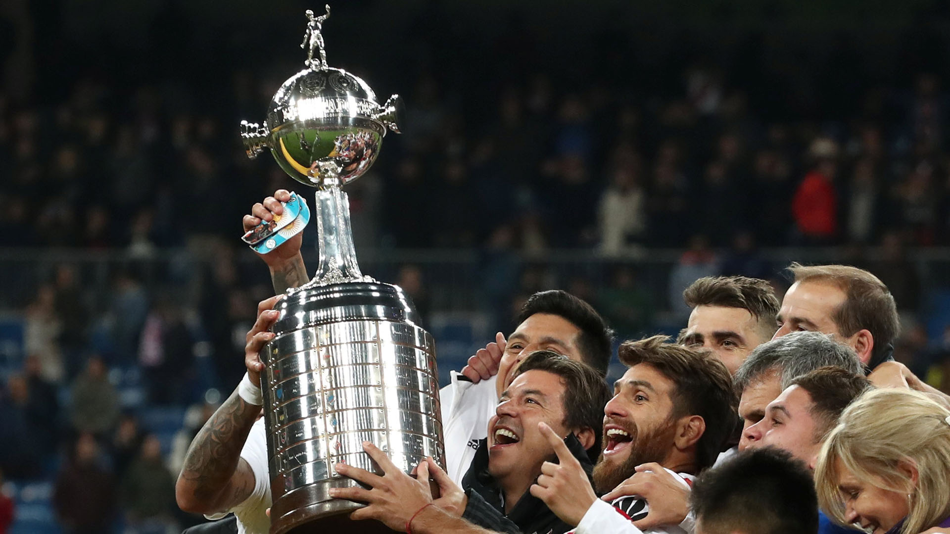 Gallardo y Ponzio observan con amor el trofeo que en 2018 River le ganó a Boca (REUTERS/Sergio Perez)
