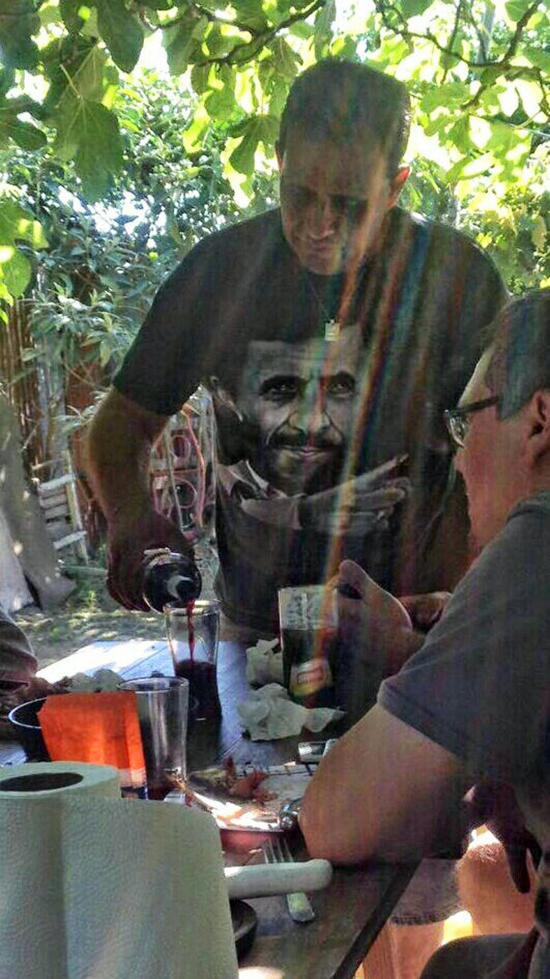 Juan José Cano con una remera de Mahmoud Ahmadinejad. 