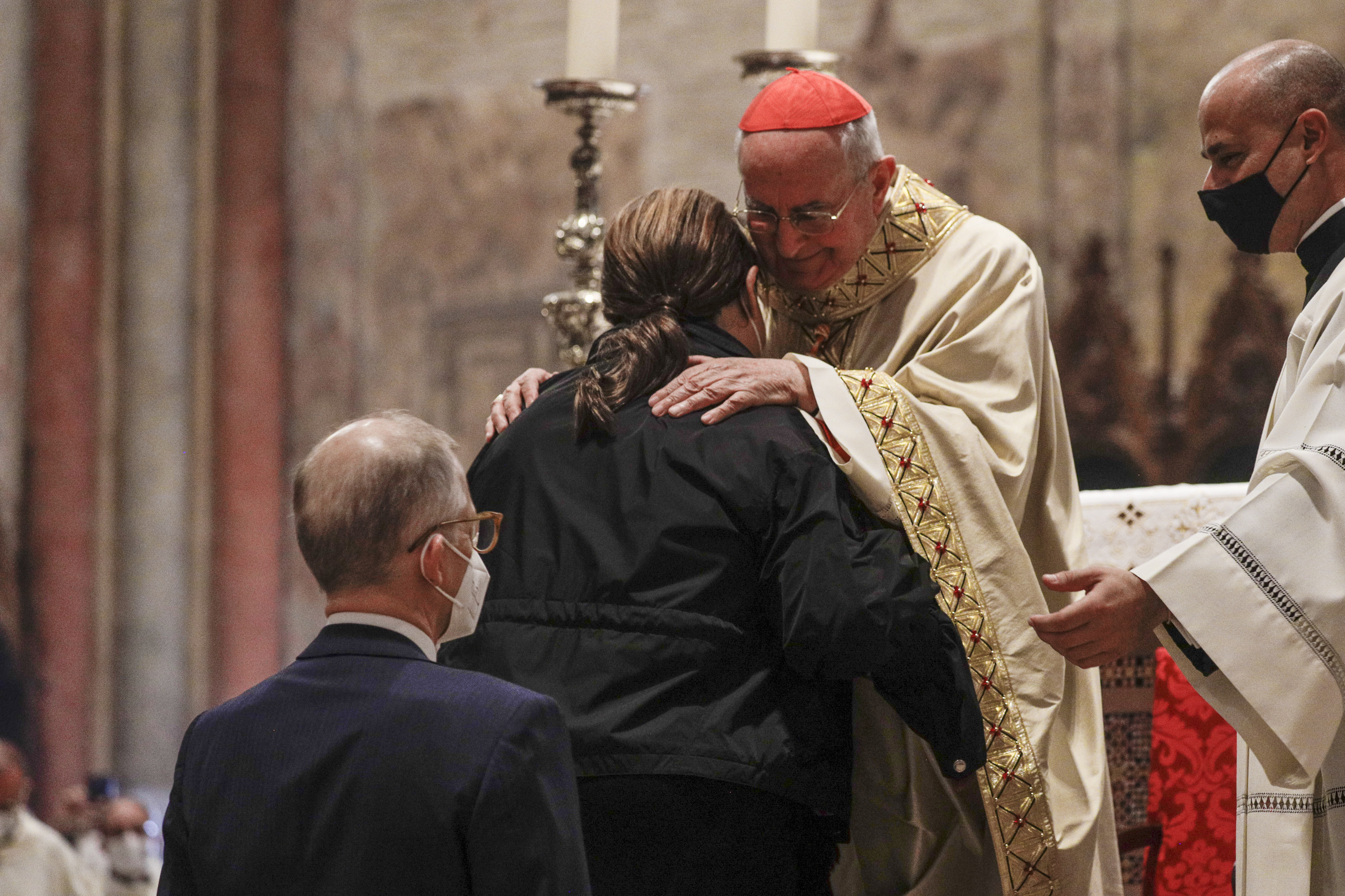 Sus padres junto al Cardenal, Agostino Vallini (AP Photo/Gregorio Borgia)