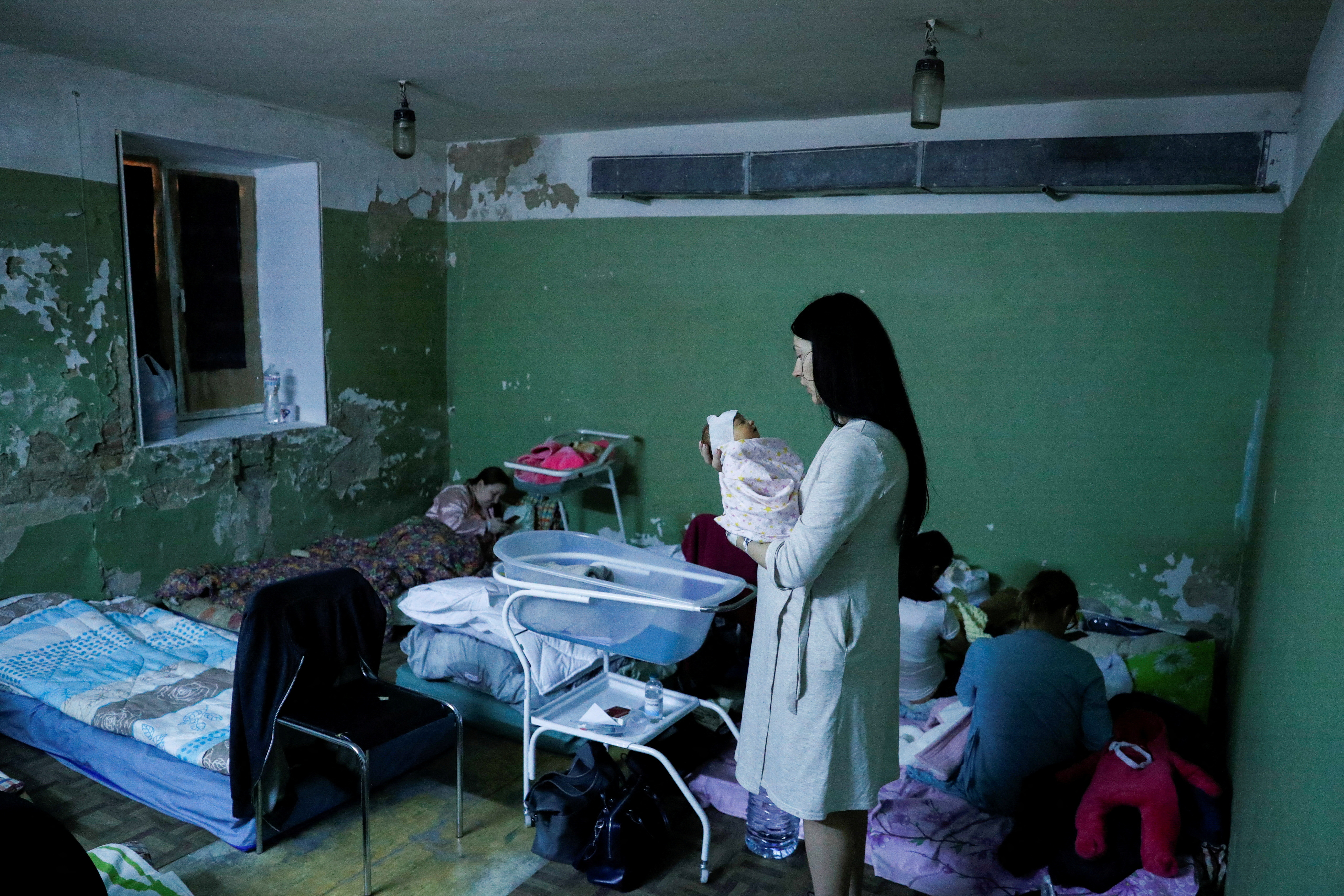 Recién nacidos en un búnker en Ucrania (REUTERS/Valentyn Ogirenko/File Photo)