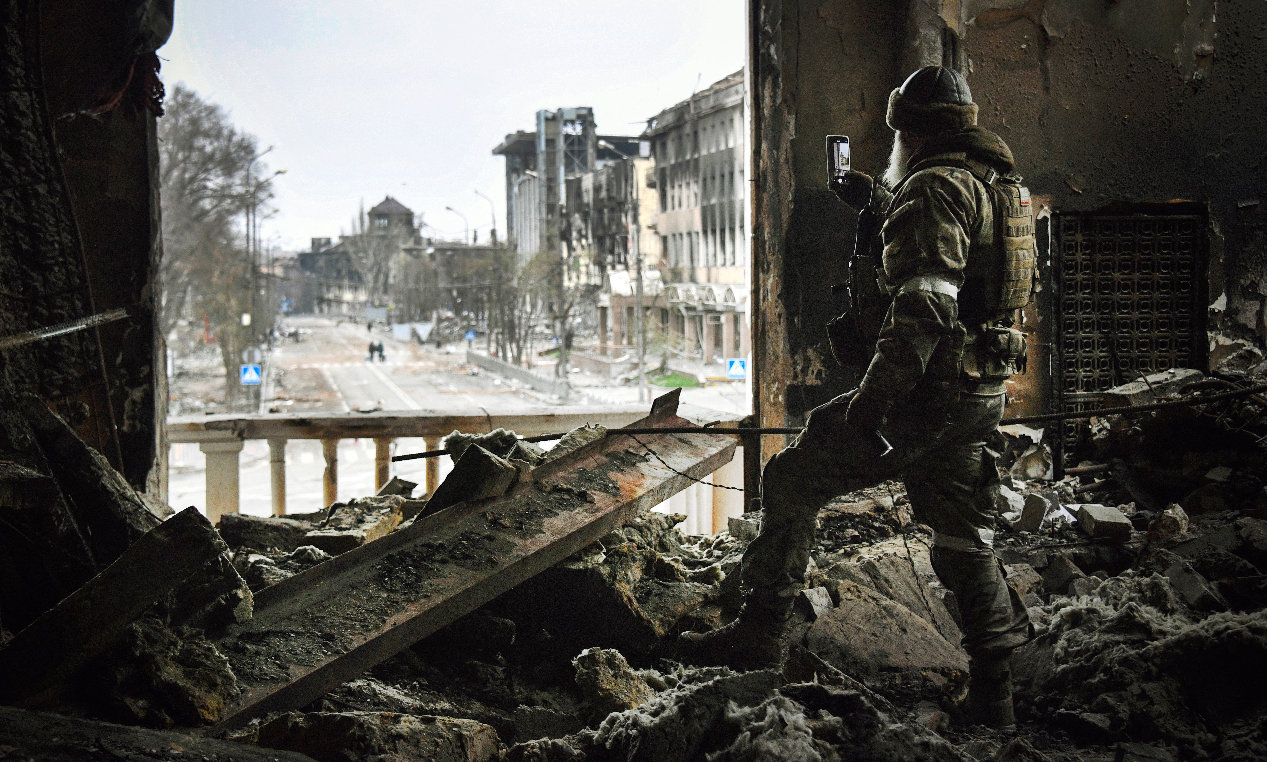 Esta fotografía, tomada el 12 de abril, muestra las ruinas de un teatro arrasado durante un ataque de Rusia cuando cientos de personas se refugiaban en su interior. (Alexander NEMENOV / AFP)