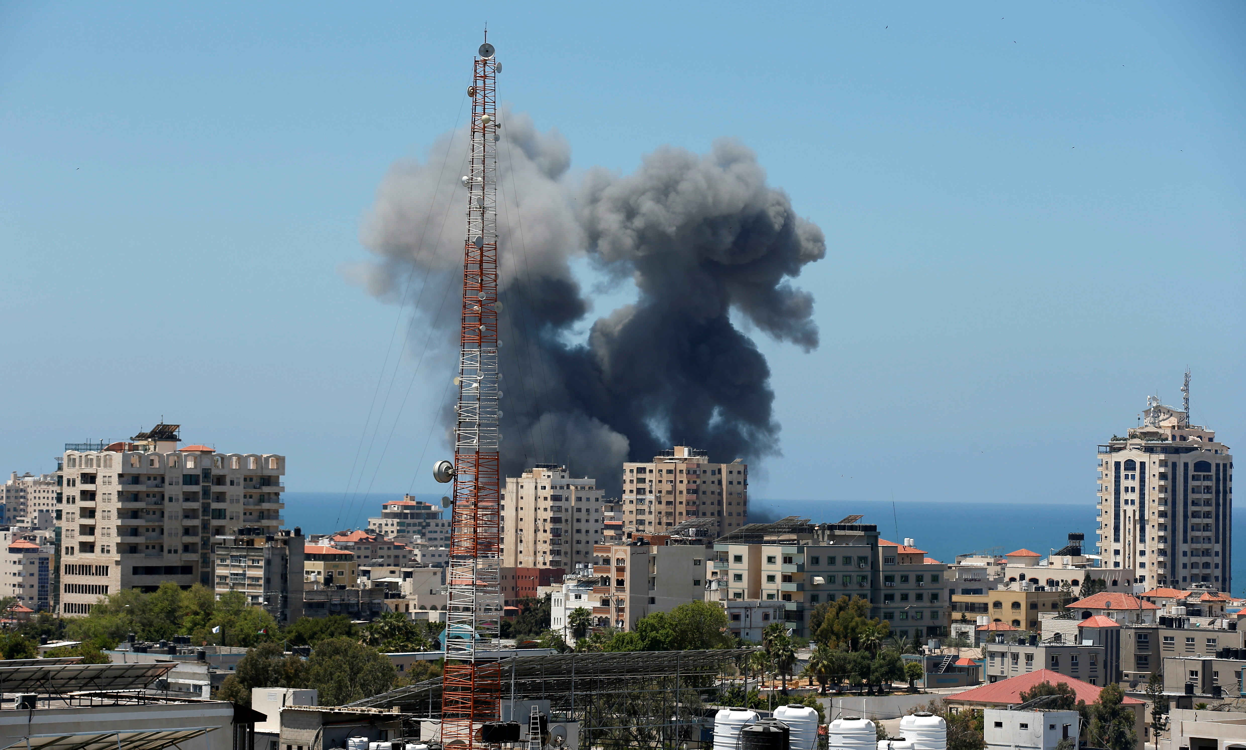 El humo se eleva durante un ataque aéreo israelí en la ciudad de Gaza el 13 de mayo de 2021. REUTERS/Suhaib Salem