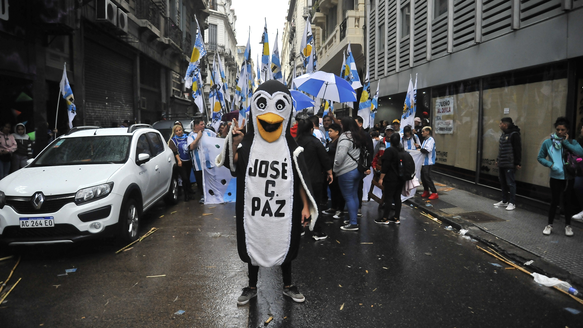 "En un ratito nos vemos", había comentado CFK a través de su cuenta oficial en Twitter, a casi una hora del inicio del acto. Mientras, tras haber concentrado en Avenida 9 de Julio, la militancia se dirigía hacia el lugar en el que se pautó el discurso