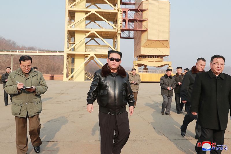 El líder norcoreano Kim Jong-un inspecciona la base de lanzamiento del satélite Sohae, en Corea del Norte