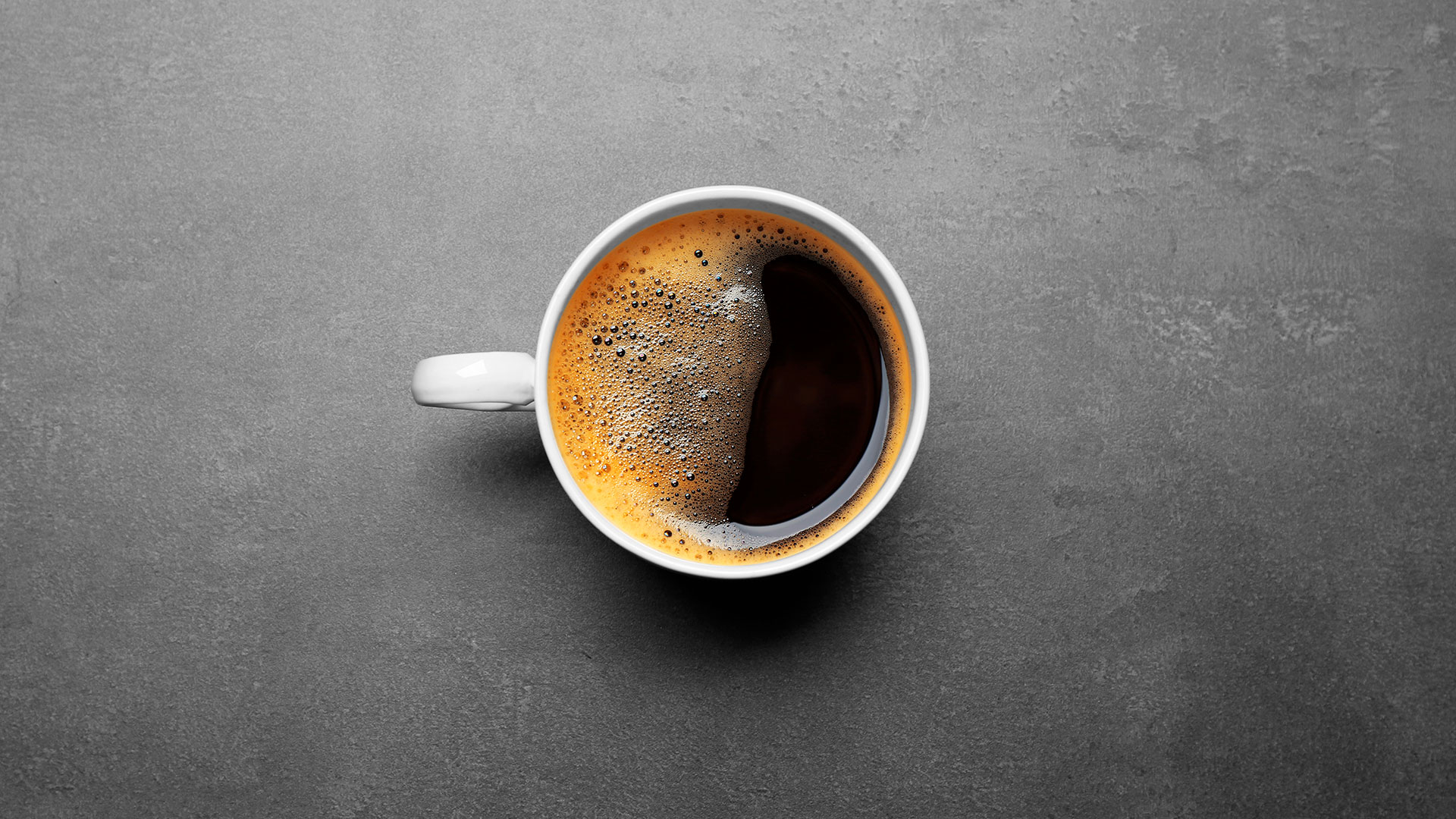 Es bien sabido que la cafeína puede interrumpir el sueño: nuestra última taza de café debe ser seis horas antes de acostarnos, según varios estudios (Shutterstock)