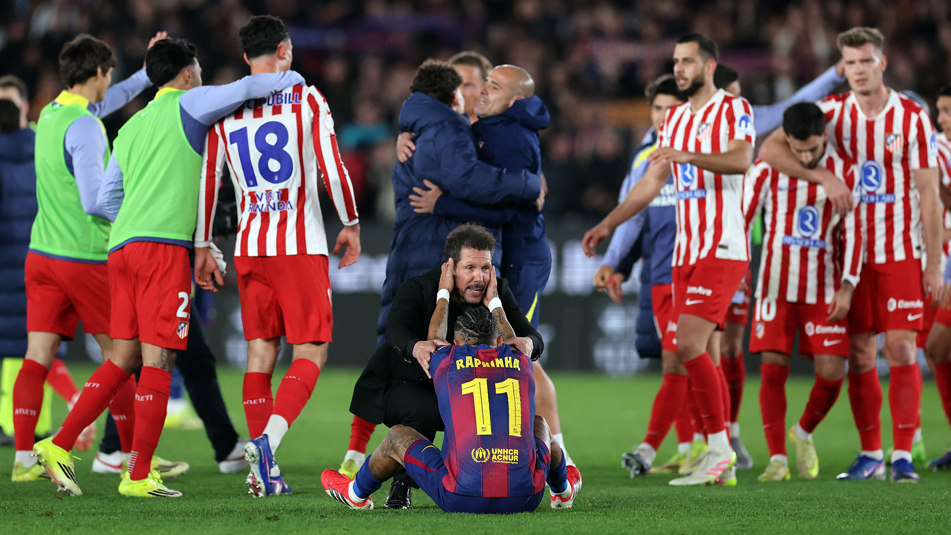 El noble gesto de Simeone con Raphinha luego de que el Atl&eacute;tico de Madrid eliminara al Barcelona de la Copa del Rey