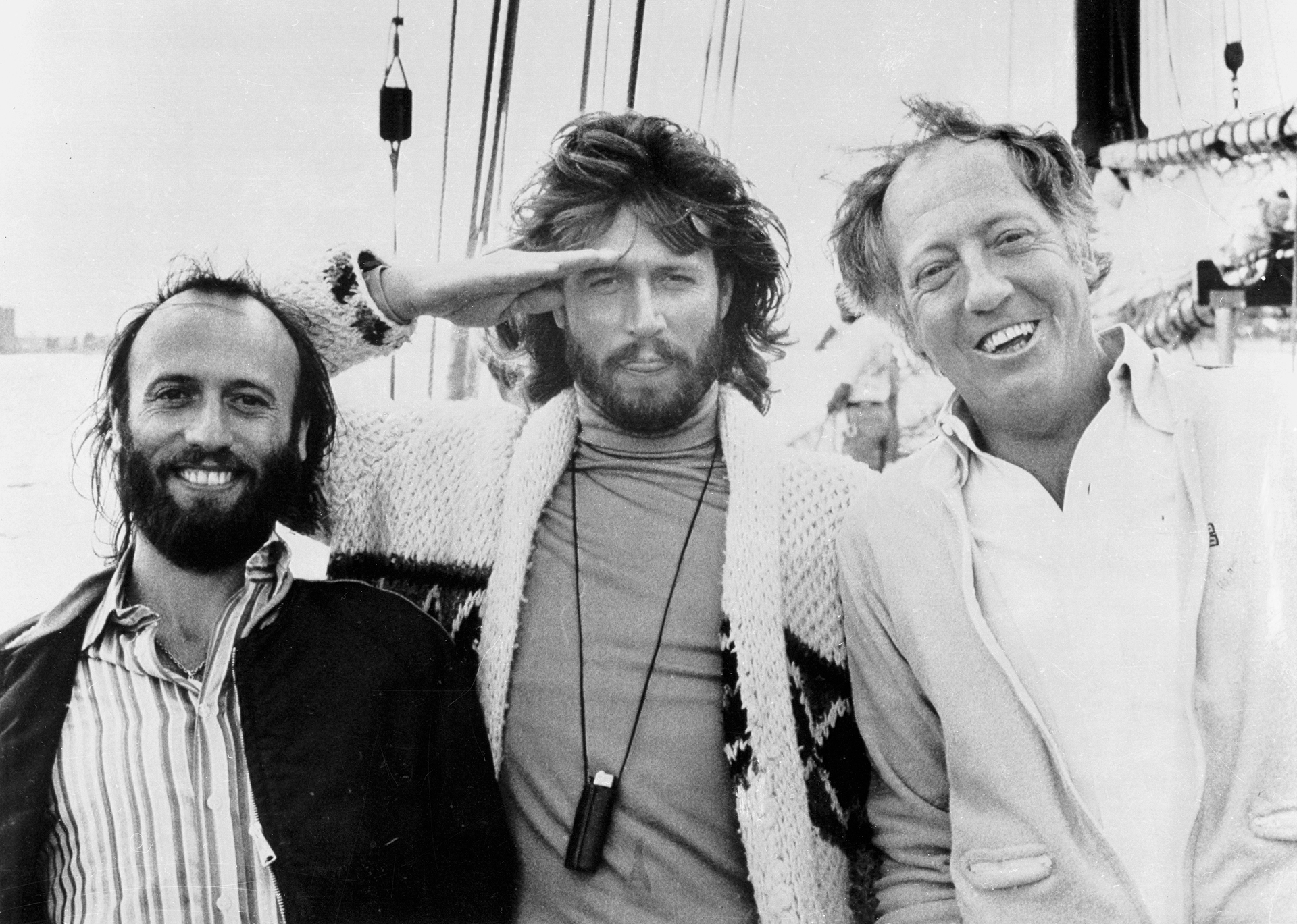Morris y Barry Gibb con el productor Robert Stigwood. Trabajaban juntos hacía más de un década pero con la música de la película consiguieron, artistas y productor, su mayor éxito