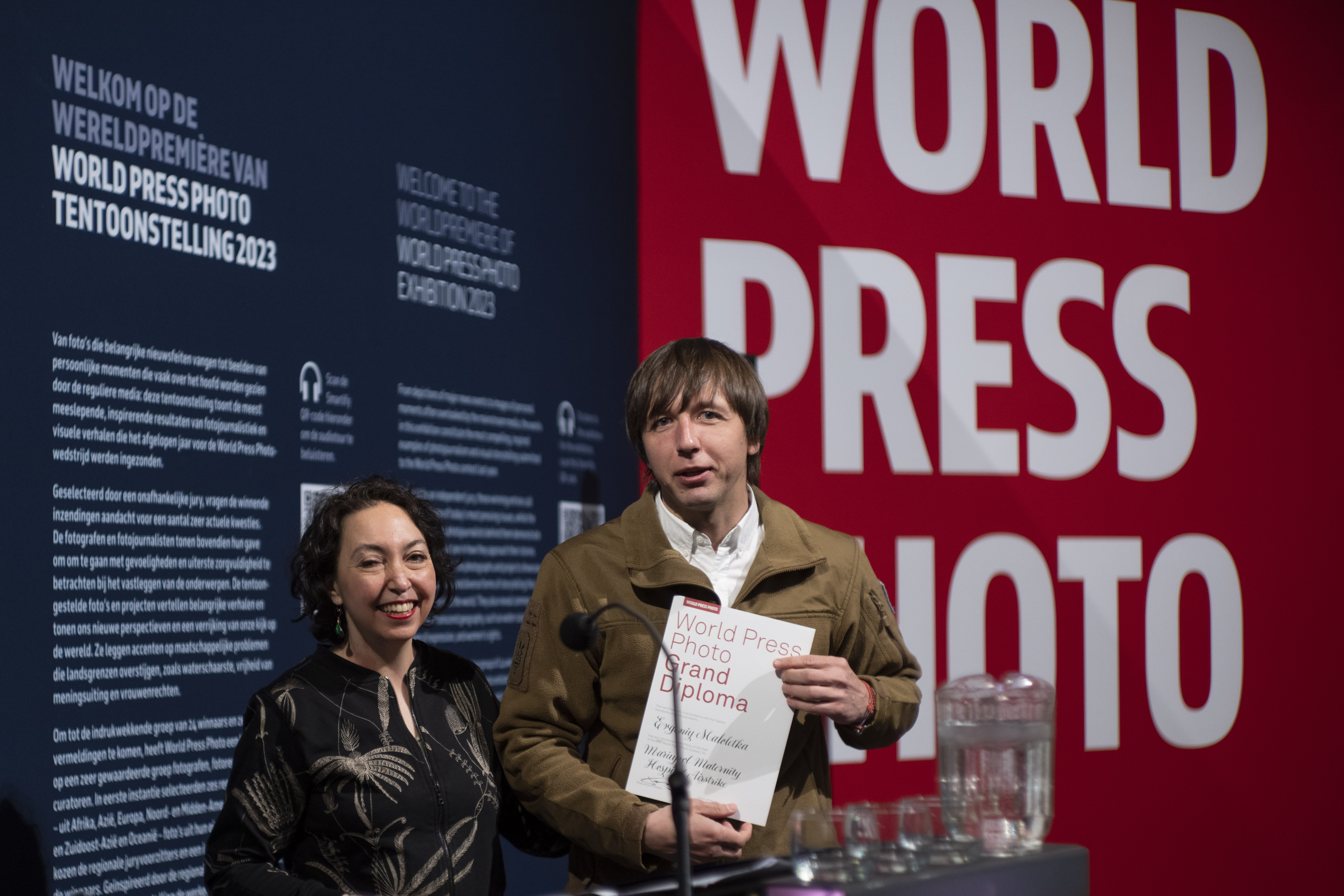 Maloletka recibe el diploma de la directora ejecutiva de World Press Photo (AP)