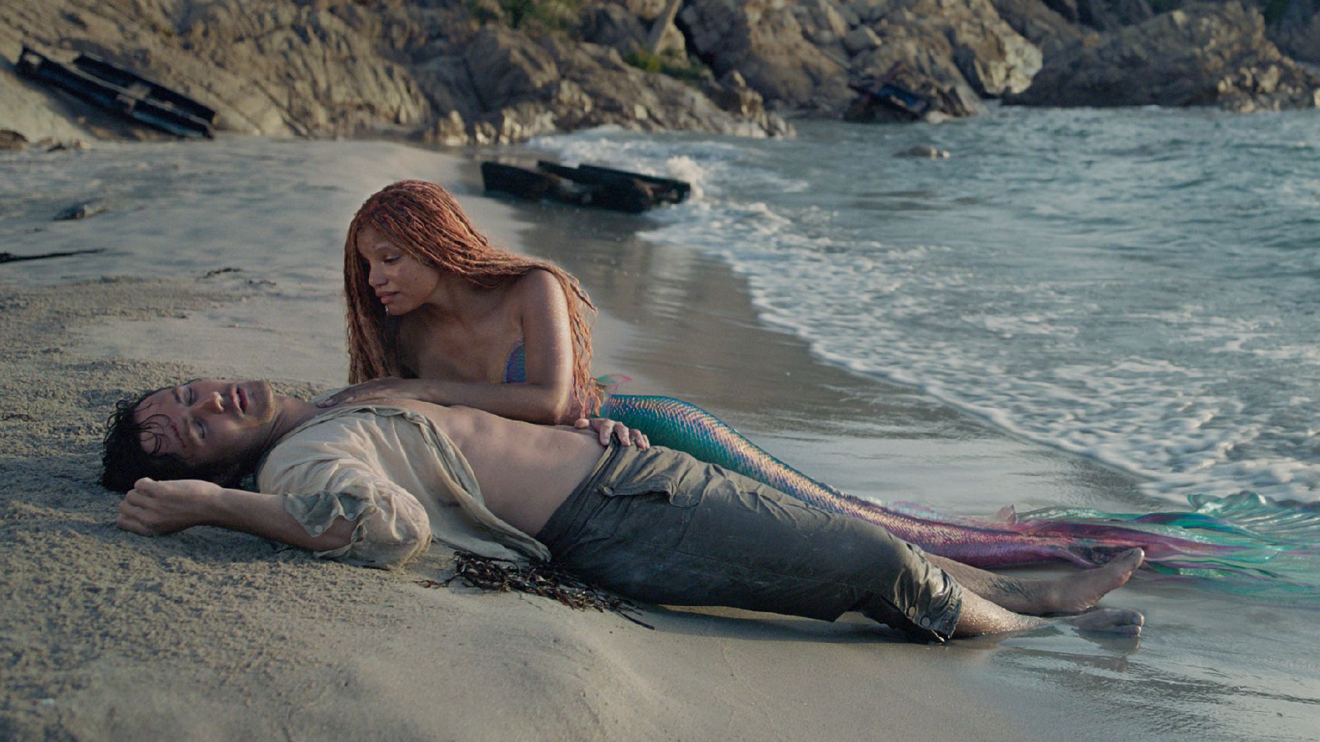 Ariel, interpretada por Halle Bailey, en la playa con el príncipe Eric, interpretado por Jonah Hauer-King. (Disney)