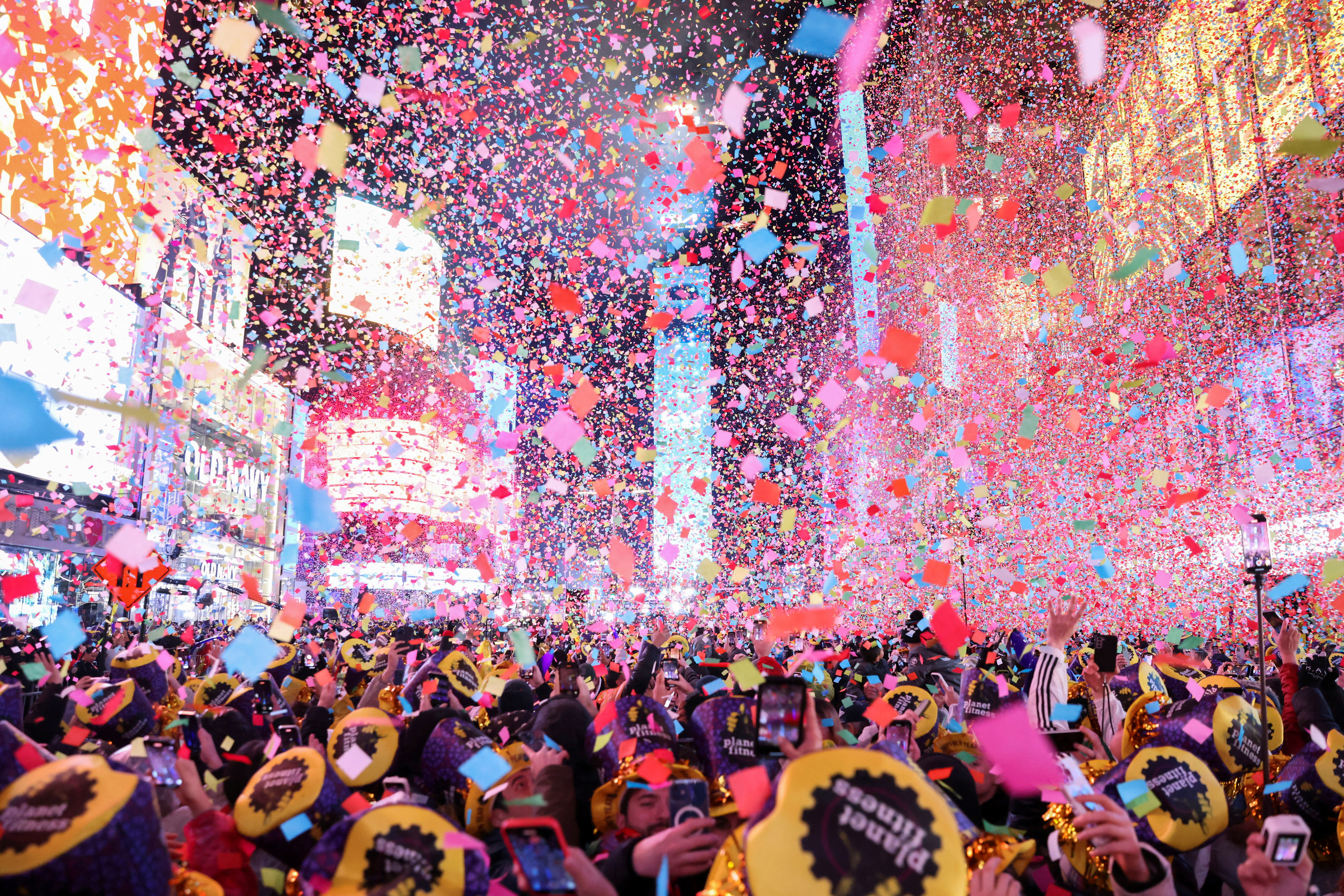 El mundo dejó atrás un año turbulento y le dio la bienvenida al 2023 con celebraciones y fuegos artificiales