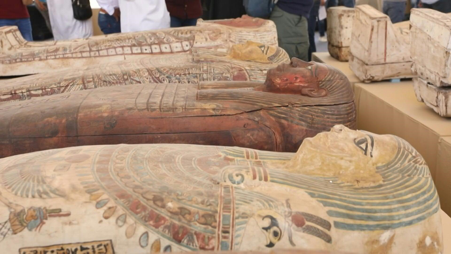 Egipto reveló el lunes el descubrimiento de 250 sarcófagos y 150 estatuas de bronce en la necrópolis de Saqqara en el sur de El Cairo, el último de una serie de hallazgos notables en la región.