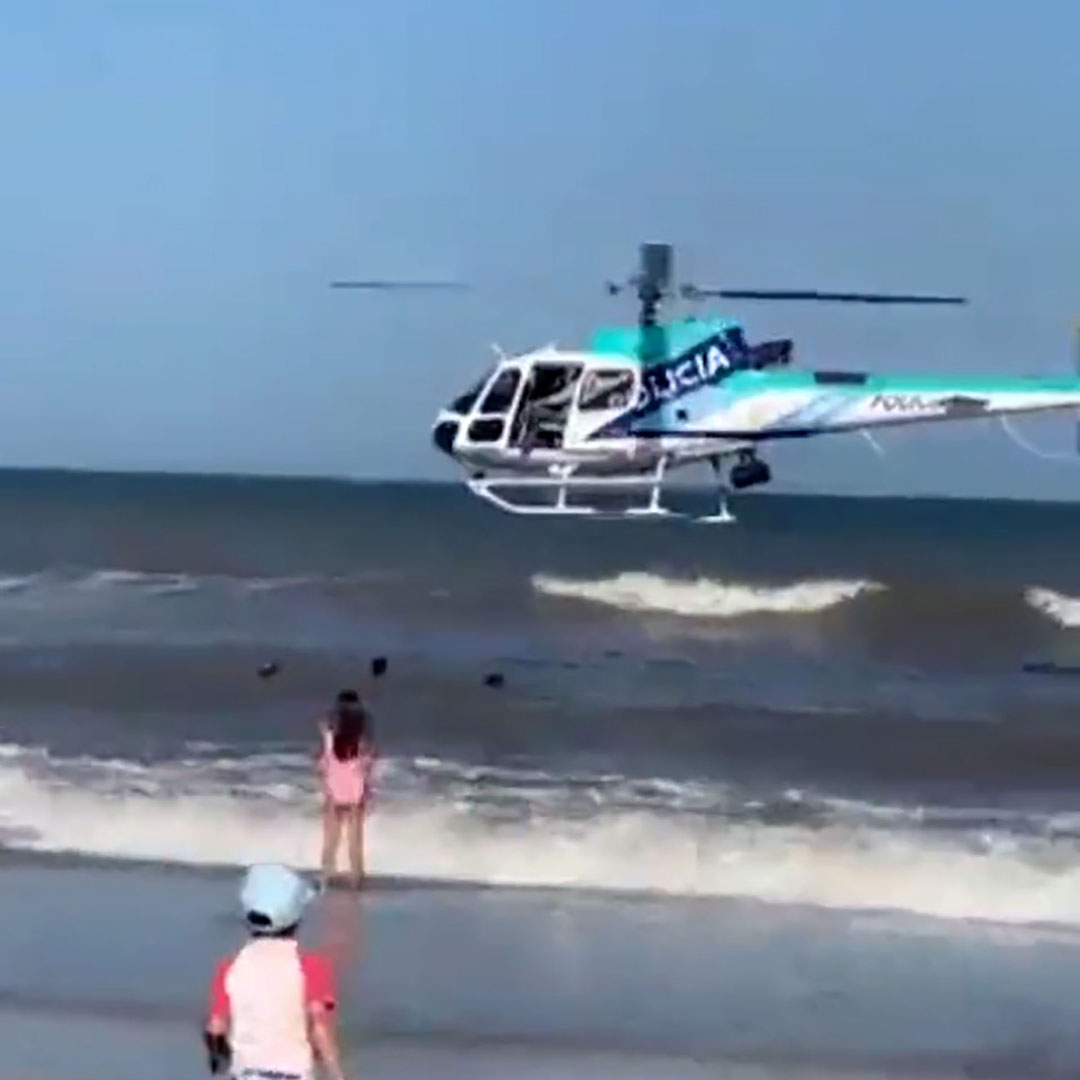 El helicóptero pasó a pocos metros de la orilla del mar