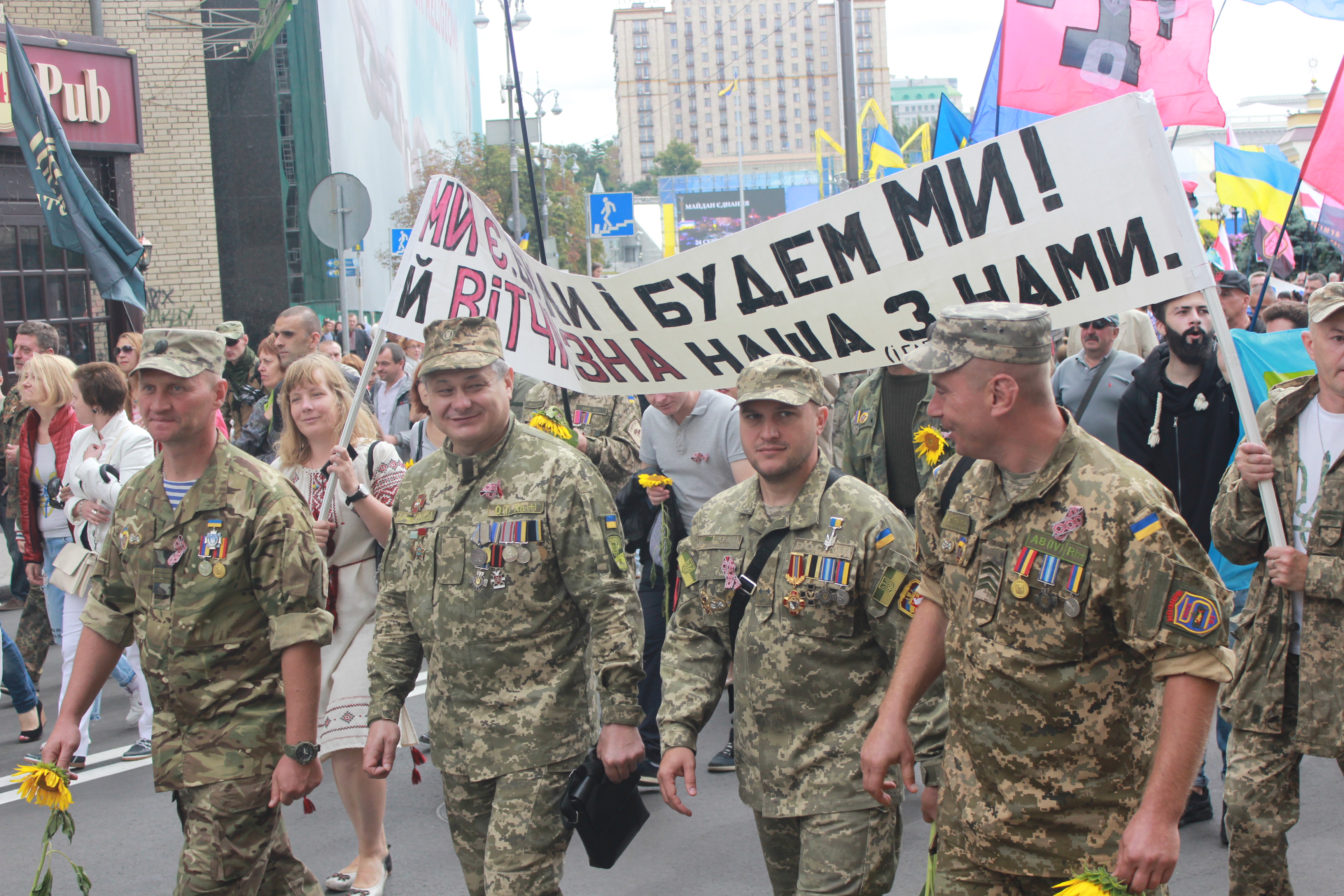 Soldados y veteranos ucranianos en Kiev