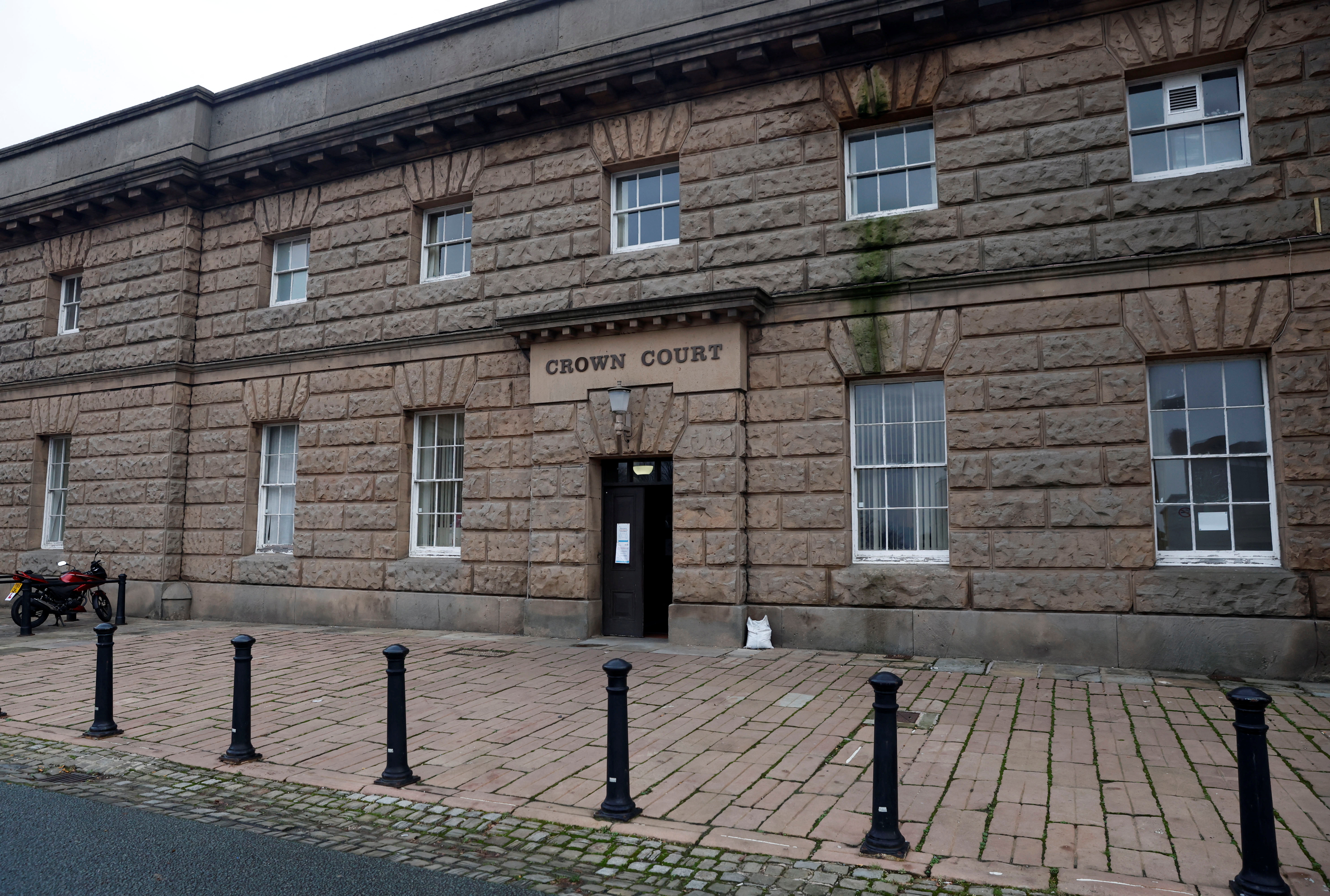 El edificio de la Corte de Chester, al que Benjamin Mendy acudió en distintas ocasiones para participar de audiencias por su caso (REUTERS/Jason Cairnduff)