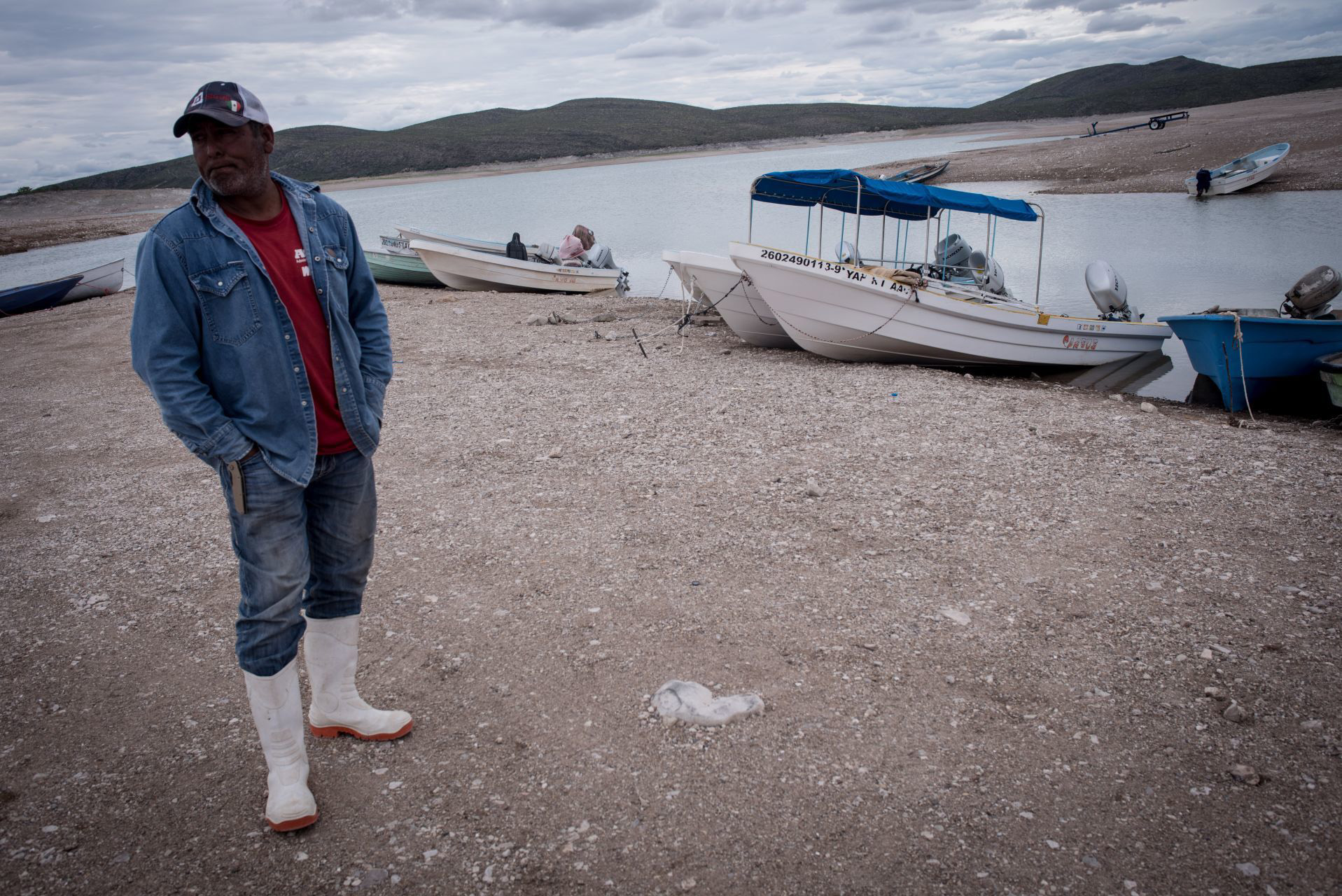 Velador de la presa platica sobre la problemática del agua y la pesca. San Francisco de Conchos, Chihuahua, México. El 18 de septiembre de 2020.