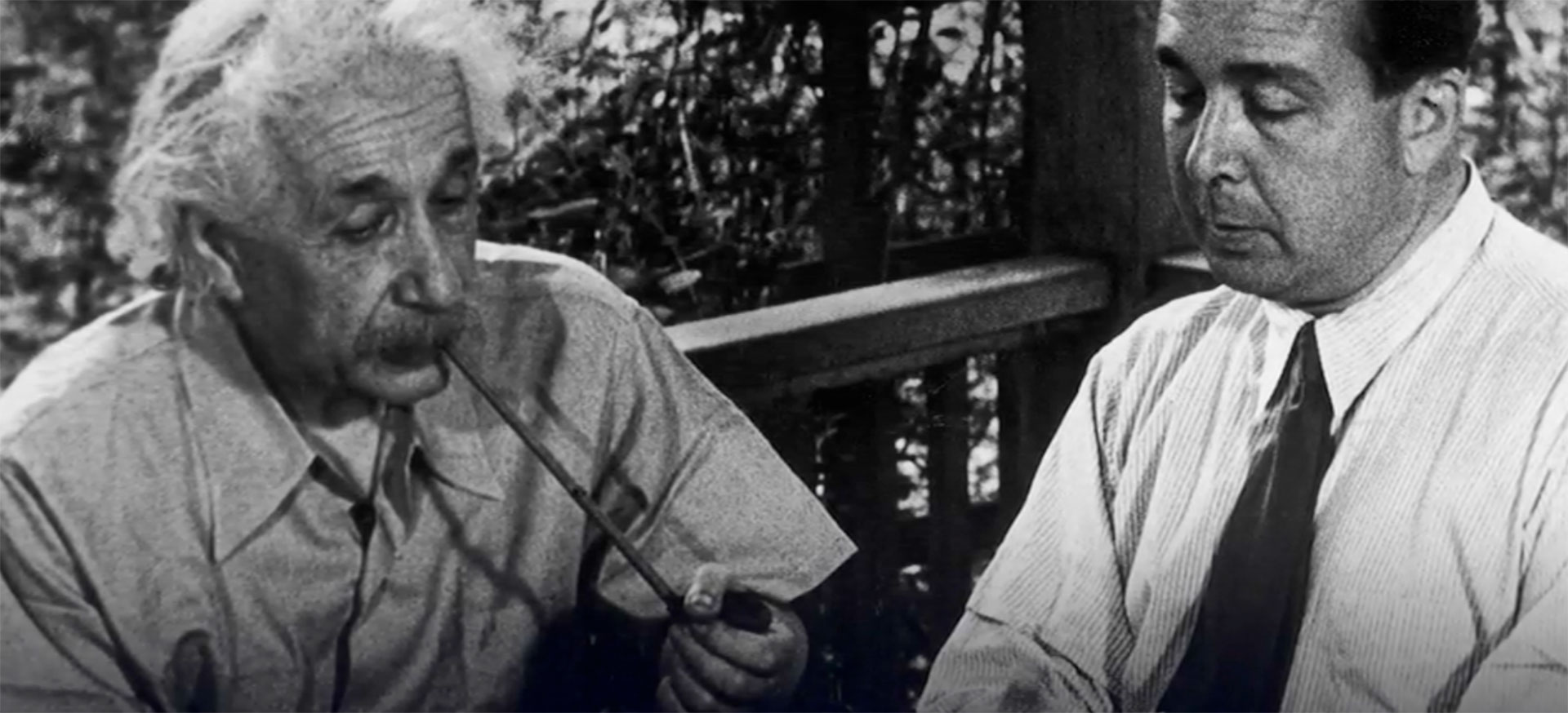 Albert Einstein (izquierda) y Leó Szilárd (derecha) juntos en 1946. La intervención de ambos fue decisiva para que Roosevelt firmara el documento para fabricar la bomba atómica. Slizard lo buscó cuando el físico estaba de vacaciones y fue quien le pidió que redactara la carta que convenció a Roosevelt