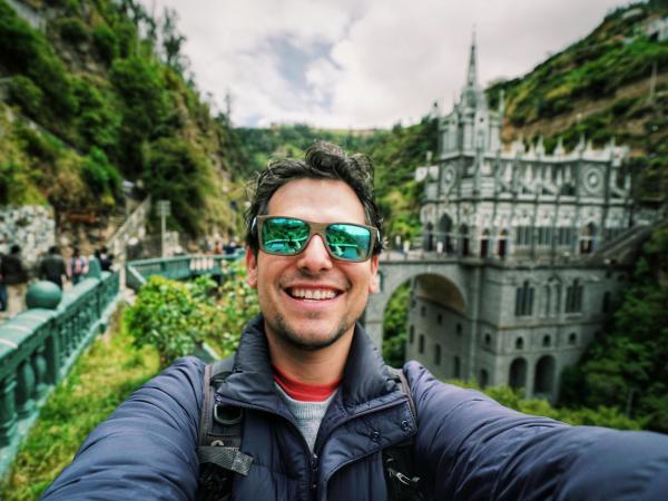 Alan Estrada en el Satuario de las Lajas, en Nariño, Colombia, durante su recorrido al país en 2018. Foto: Instagram Alan x El Mundo