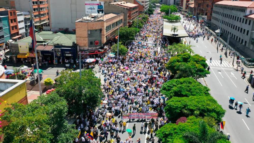 Miles de personas marcharon en la capital de Antioquia. @JohanManuelGuz6/Twitter