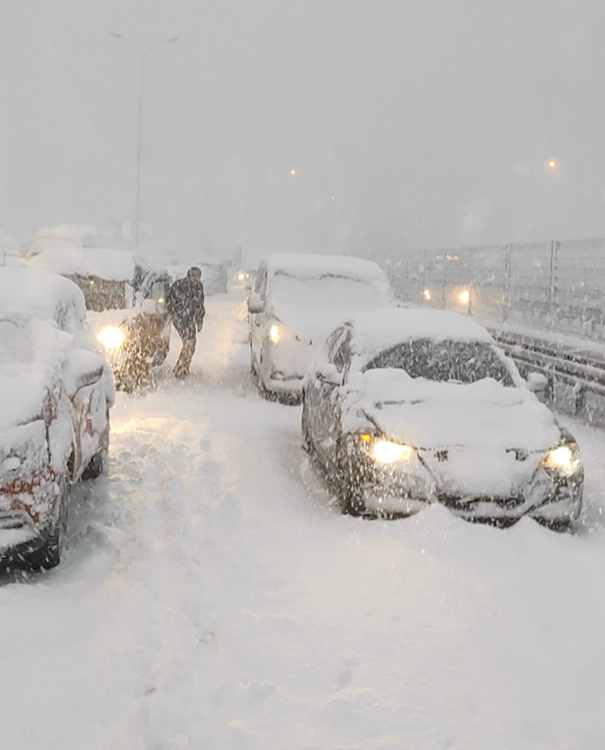 Los autos varados están cubiertos de nieve luego de una fuerte nevada en Estambul, Turquía (Okan Tanis/via REUTERS )