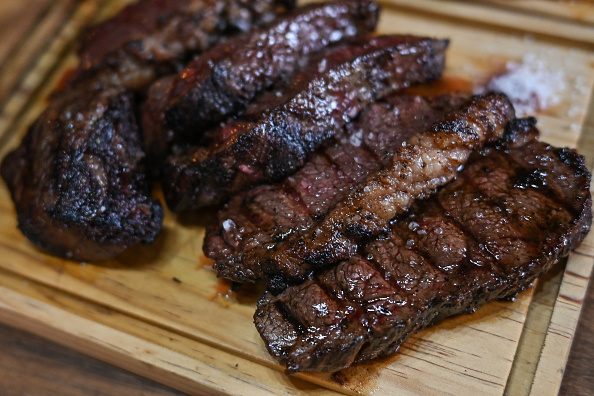 La carne debe cortarse en trozos para volver a calentarse (Photo by Artur Widak/NurPhoto via Getty Images)