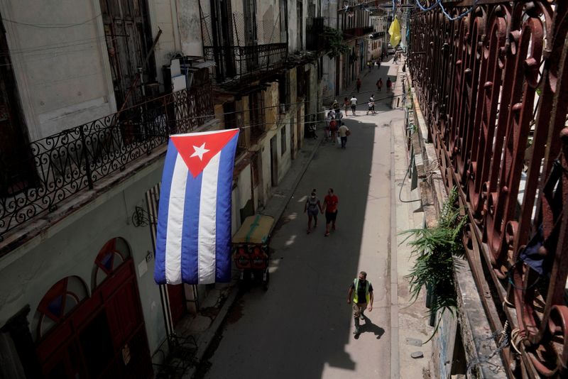 Imagen de archivo de una bandera cubana colgando en una calle en el centro de La Habana (Foto: REUTERS)