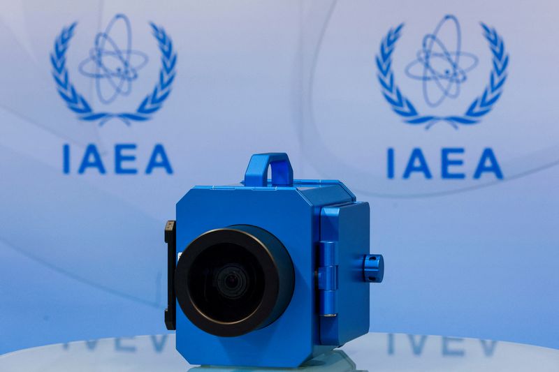 Una cámara de vigilancia frente al logotipo del Organismo Internacional de Energía Atómica (IAEA, por sus siglas en inglés) durante una conferencia de prensa celebrada en Viena, Austria, el 9 de junio de 2022. REUTERS/Lisa Leutner