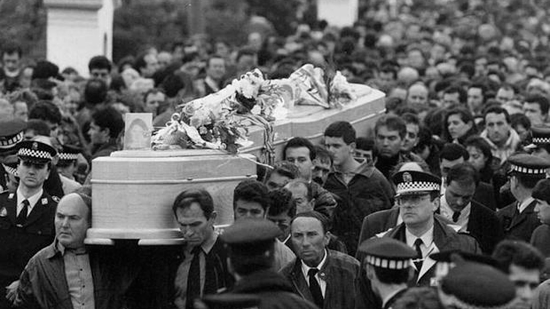 El entierro de las menores congregó a cerca de 30.000 personas en Alcàsser (EFE)