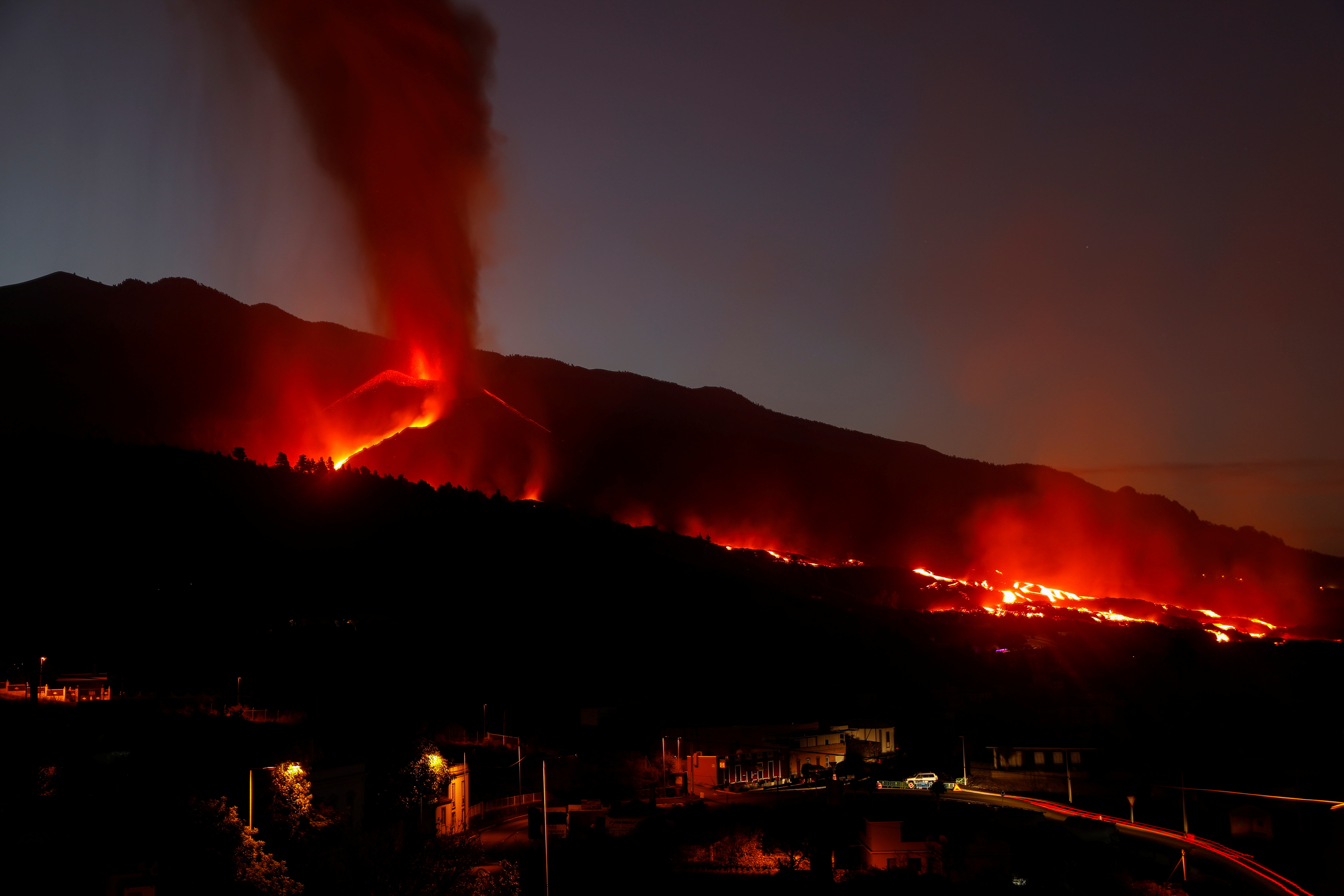 El volcán Cumbre Vieja arroja lava mientras sigue en erupción, visto desde Tajuya, España, el 17 de octubre de 2021 (REUTERS/Susana Vera)