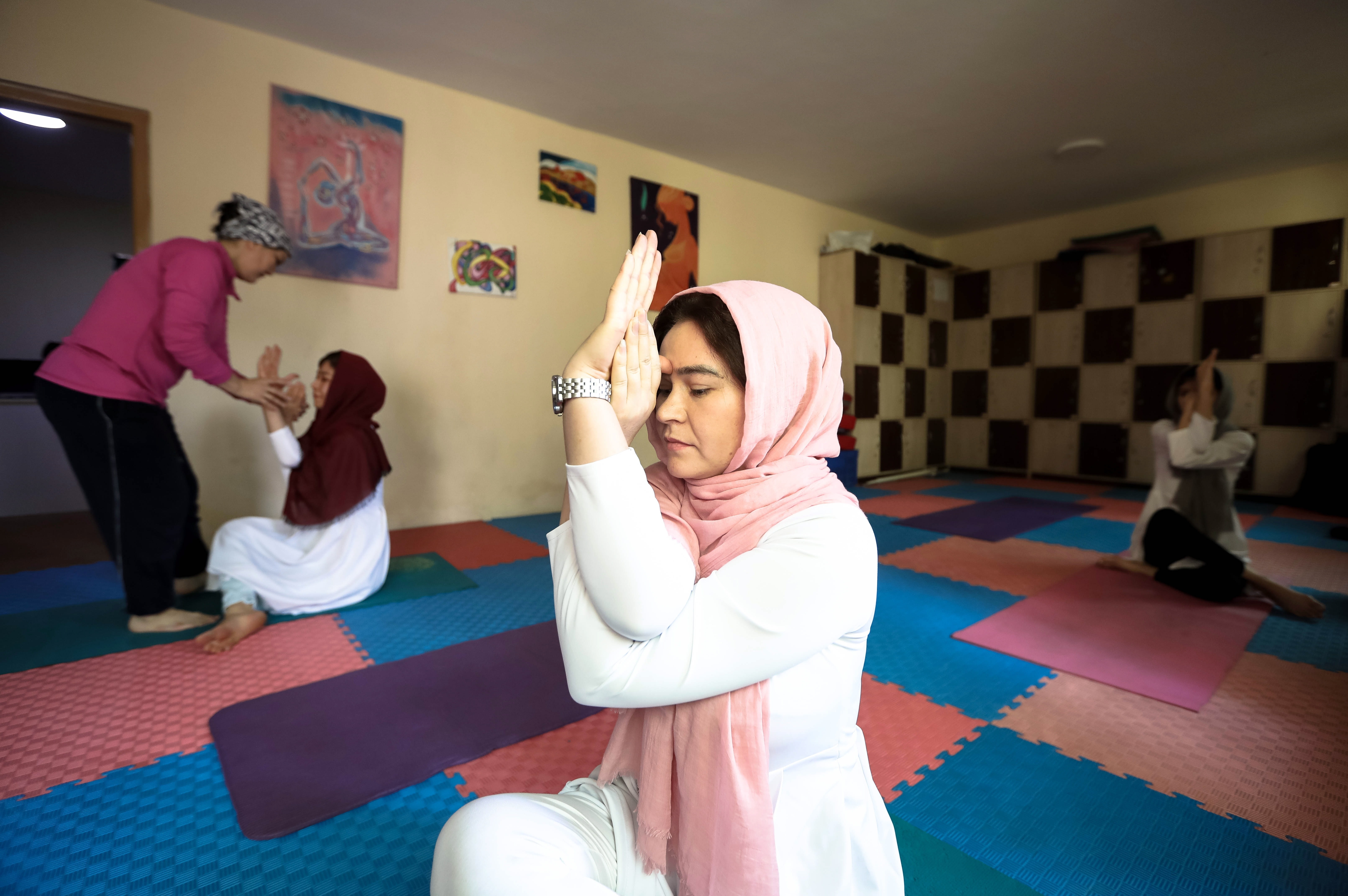 La profesora de yoga afgana Fakhria Ibrahimi (i) en una de sus clases en Kabul. EFE/EPA/HEDAYATULLAH AMID
