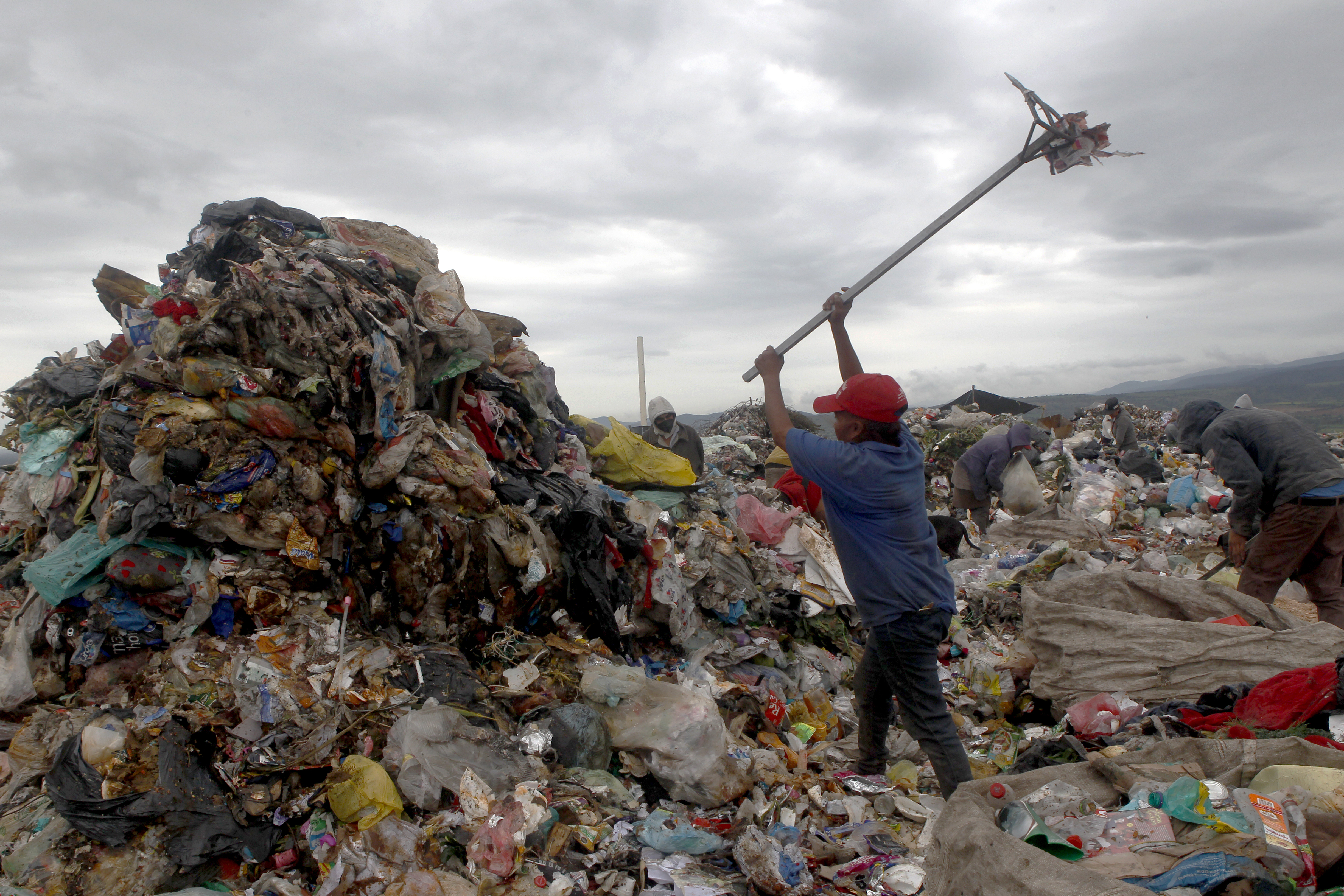 Montañas de basura. Una mujer trabaja en la basura en Chimalhuacán, Estado de México. (Foto: Karina Hernández / Infobae)