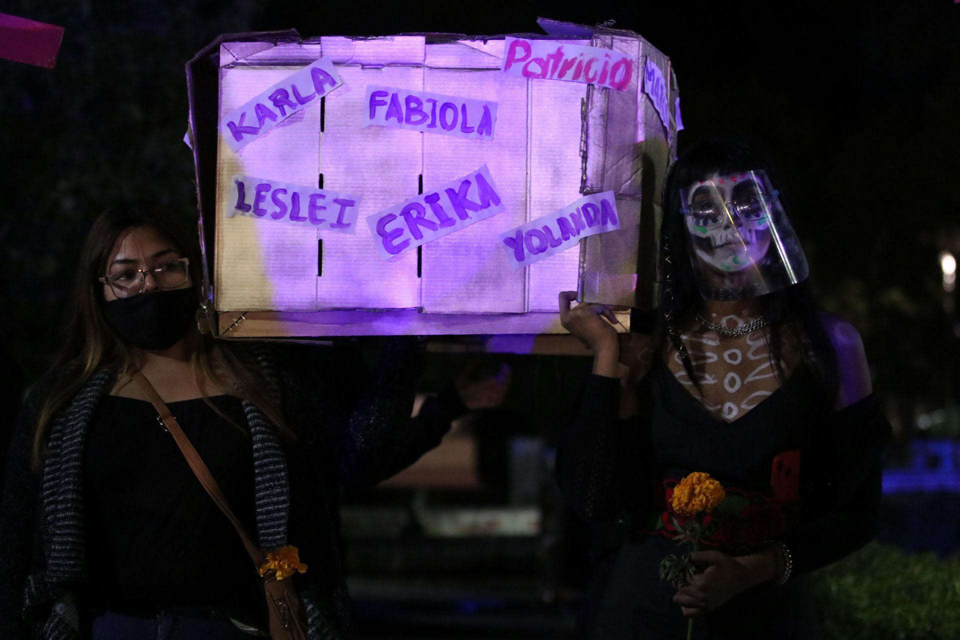 Saltillo, Coahuila, México. 1 de noviembre de 2020. Feministas realizaron una procesión silenciosa por las víctimas de feminicidios en Coahuila, algunas pintadas de catrinas en su mayoría marcharon.
