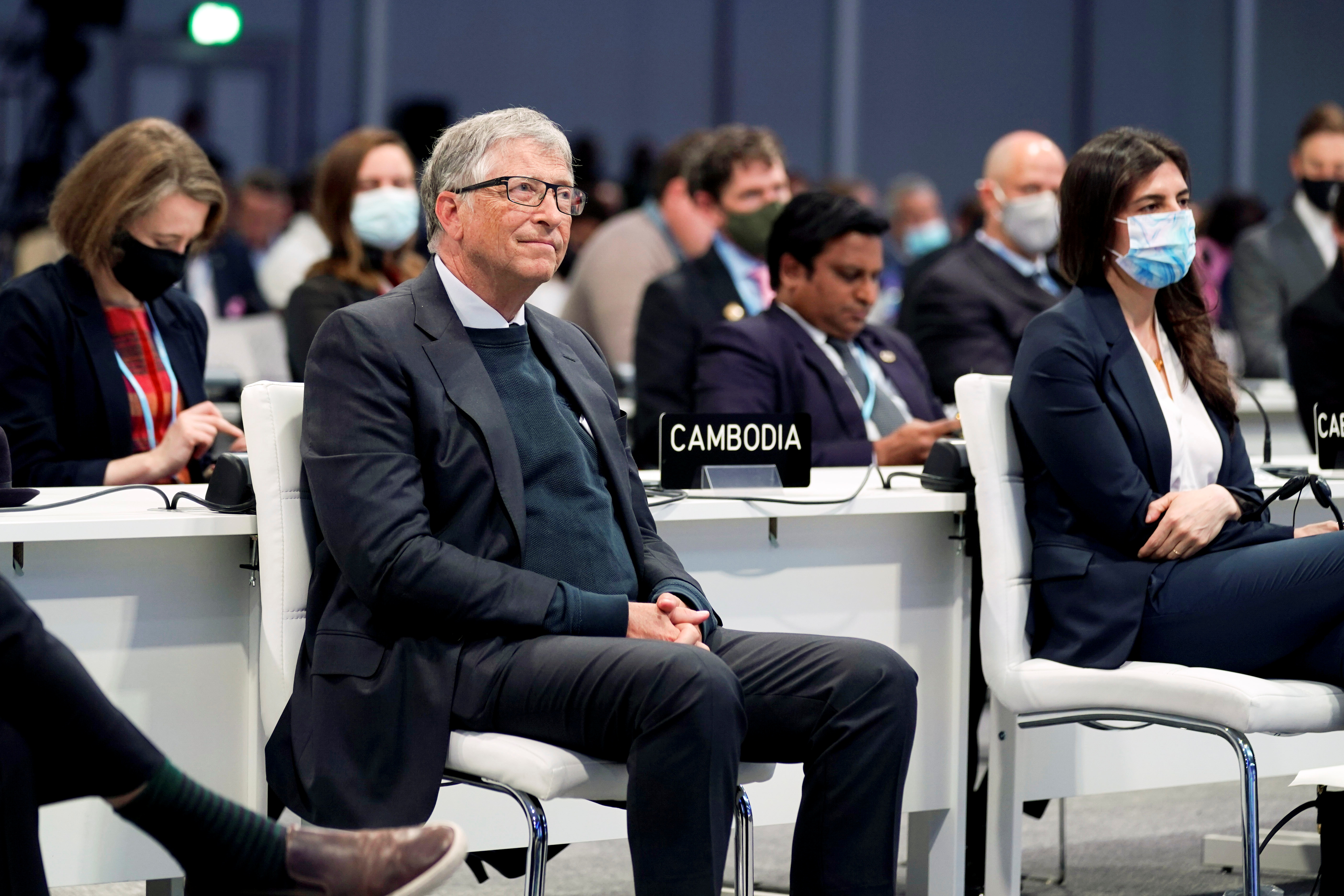 El empresario estadounidense Bill Gates escucha durante el evento "Acelerar la innovación y el despliegue de tecnologías limpias" durante la Conferencia de las Naciones Unidas sobre el Cambio Climático (COP26) en Glasgow, Escocia, Gran Bretaña, el 2 de noviembre de 2021. Evan Vucci/Pool via REUTERS