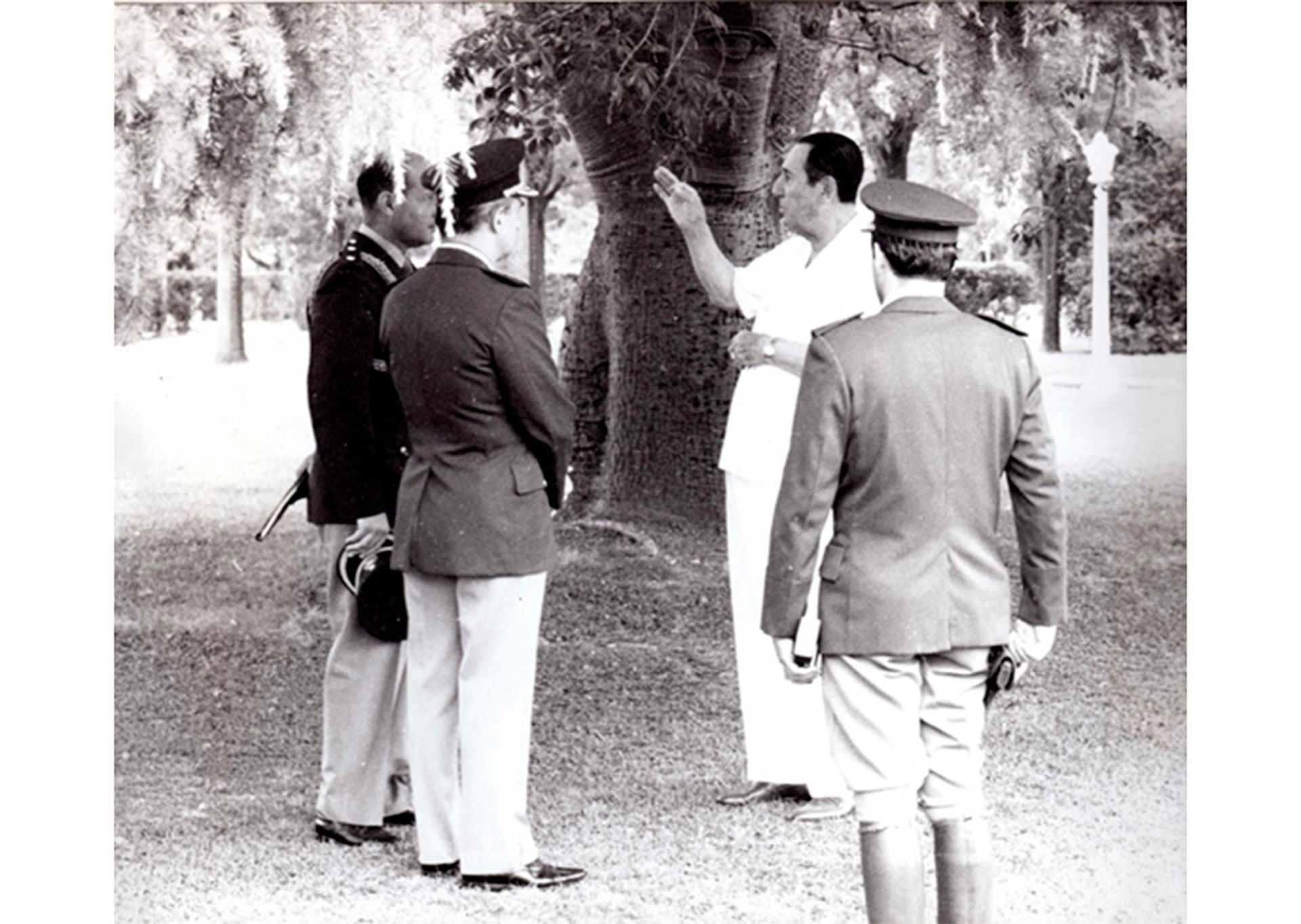 Perón contando la historia del árbol que planto en su primer mandato