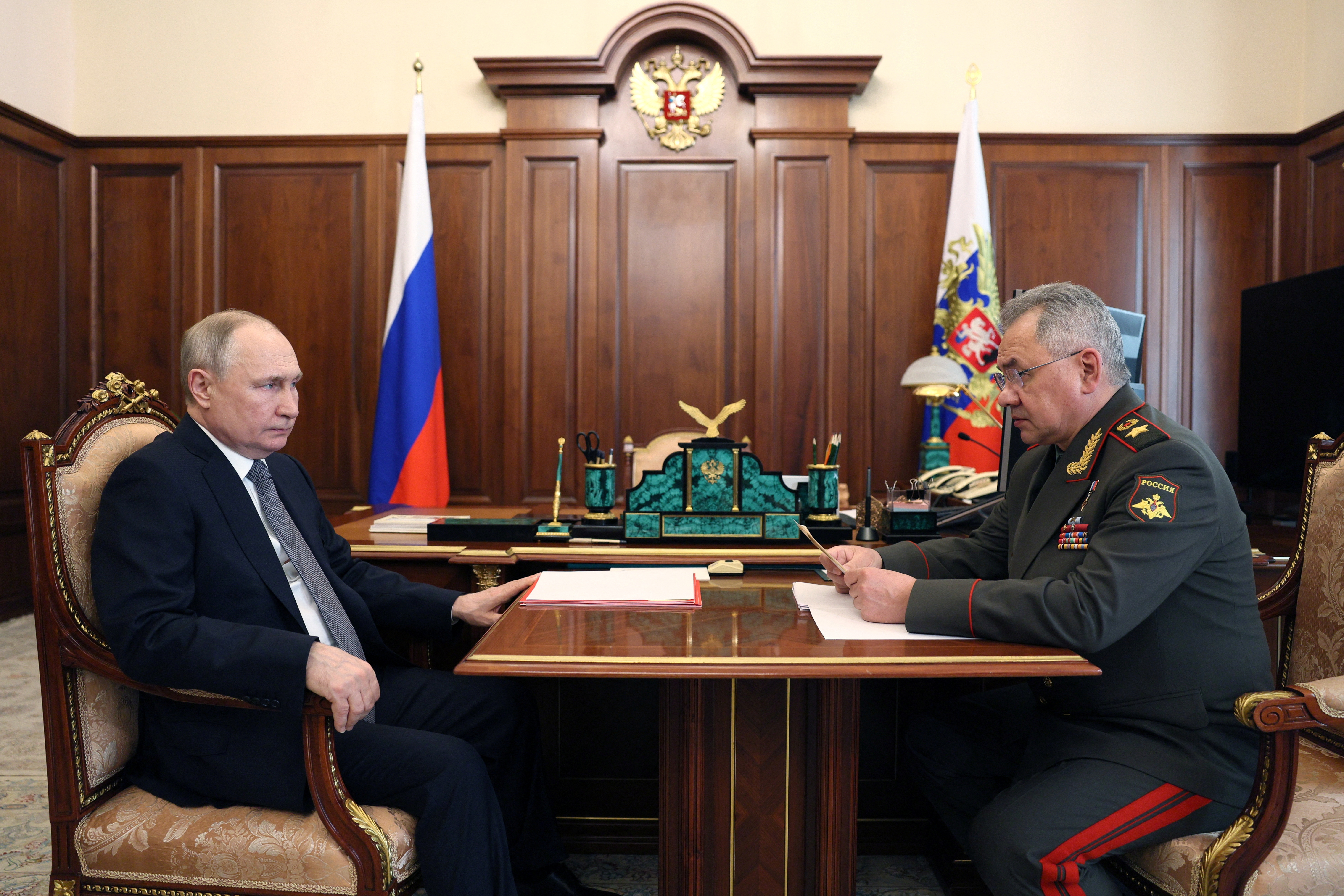 Vladímir Putin y el ministro de Defensa, Serguéi Shoigú, en Moscú, Rusia, el 17 de abril de 2023 (Reuters)
