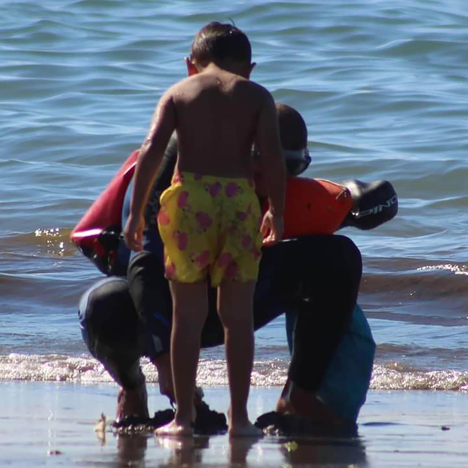 Carral asegura que los nenes son los que mejor entienden el drama de las playas sucias de plástico