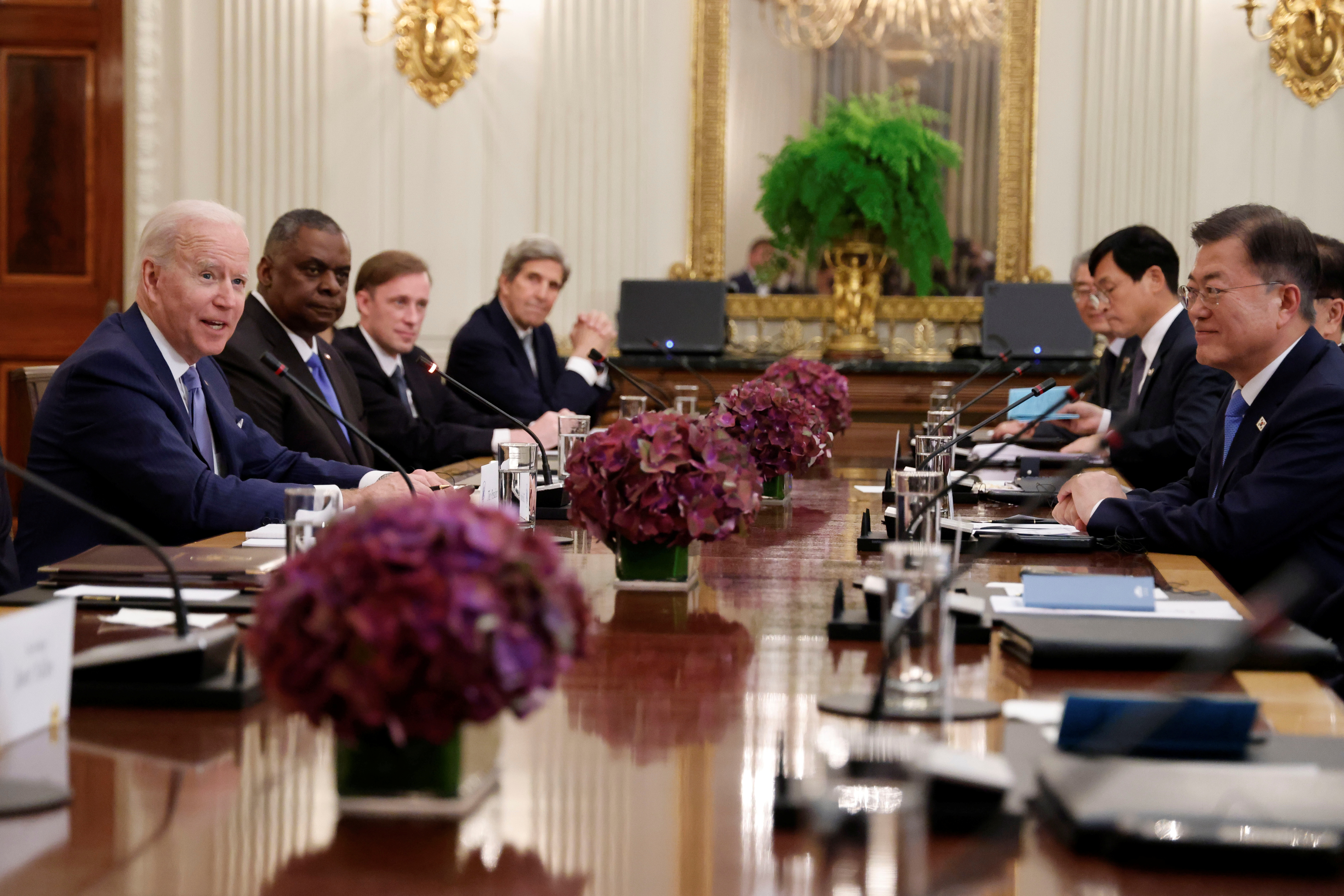 Sullivan indicó que los diálogos de Washington con Seúl y Tokio están subrayados por el compromiso declarado del presidente Joe Biden de participar en una “toma de decisiones más cooperativa” con la participación de los aliados en este asunto. (REUTERS)