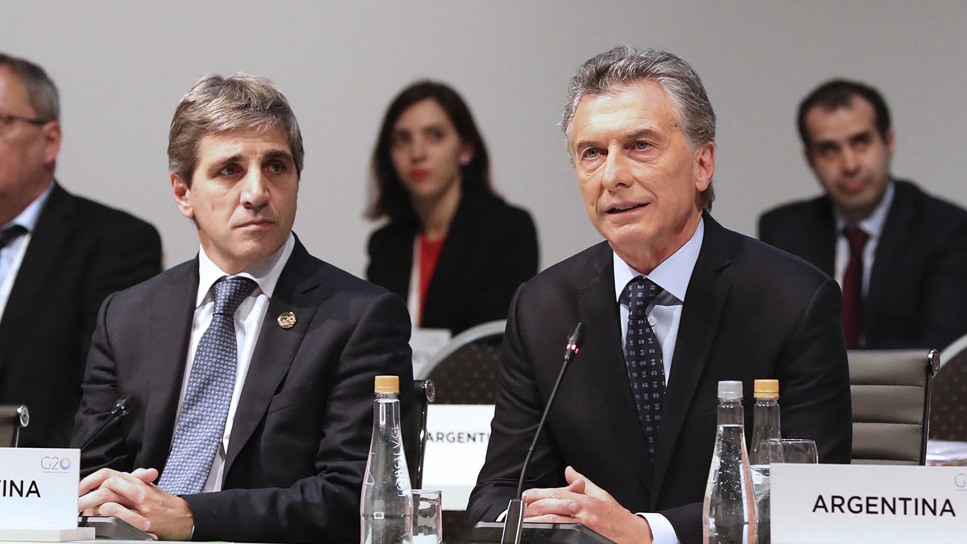 Macri y Caputo en una reunión del G20