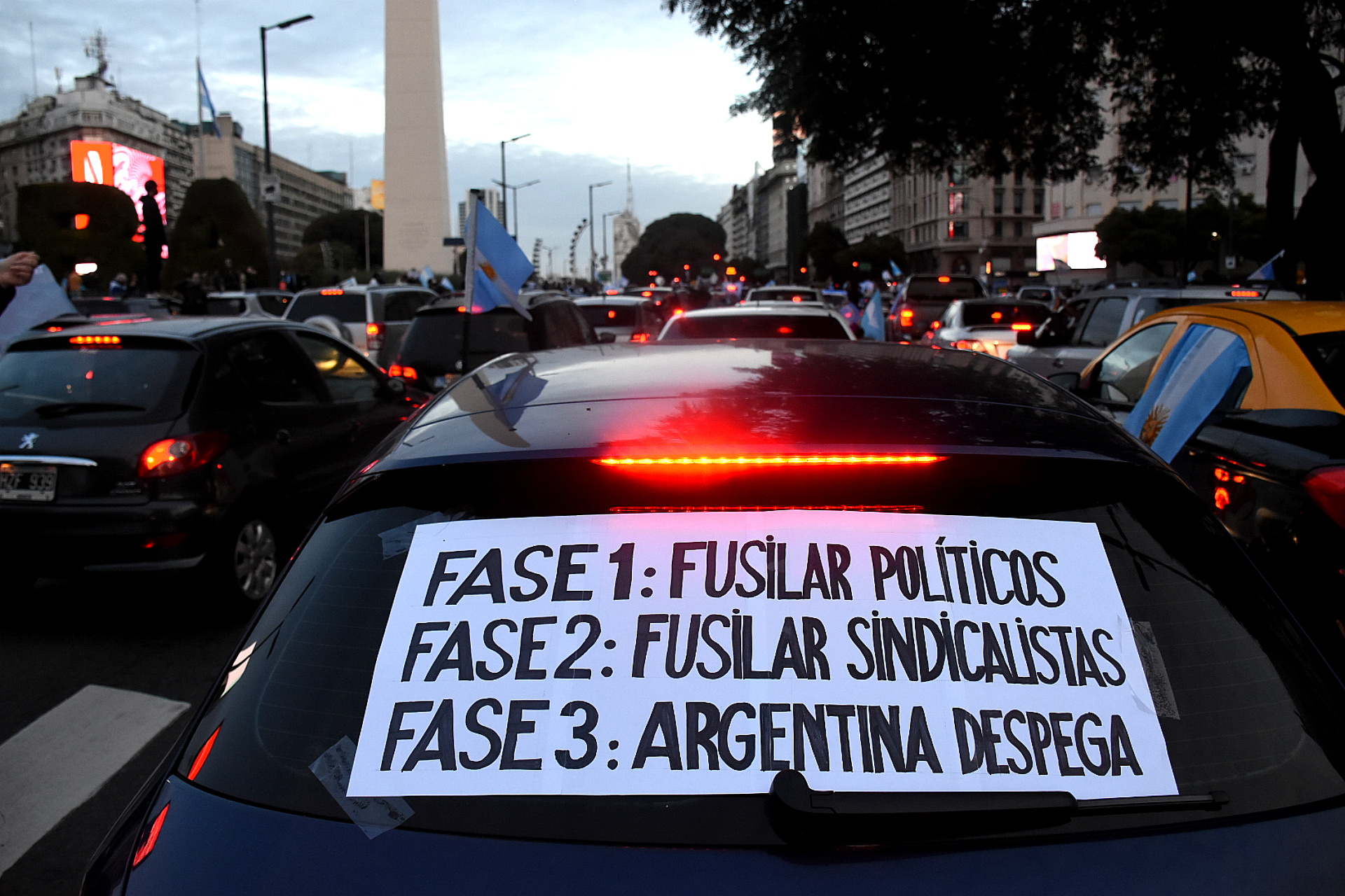 Los mensajes contra la política y el sindicalismo estuvieron impresos an algunos de los afiches que mostraron los manifestantes