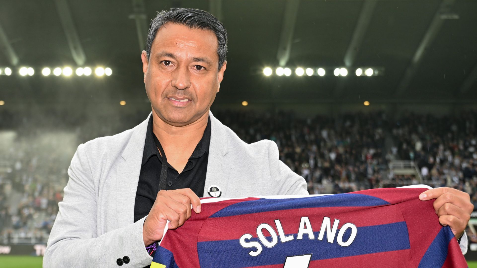Nolberto Solano recibió homenaje durante el entretiempo de la victoria de  Newcastle vs Tottenham por Premier League - Infobae