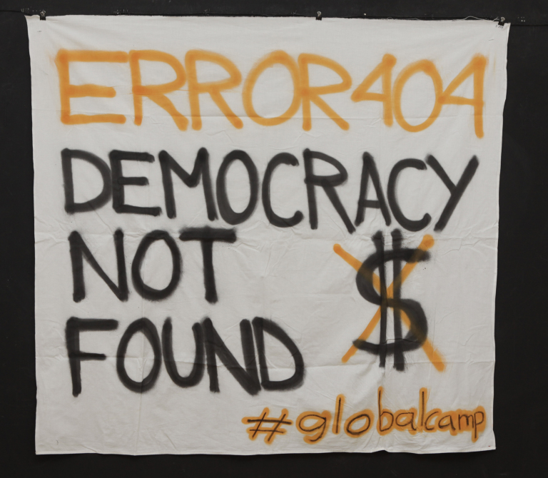 Una pancarta del Movimiento #15M: "Error 404. No se encuentra la democracia".

