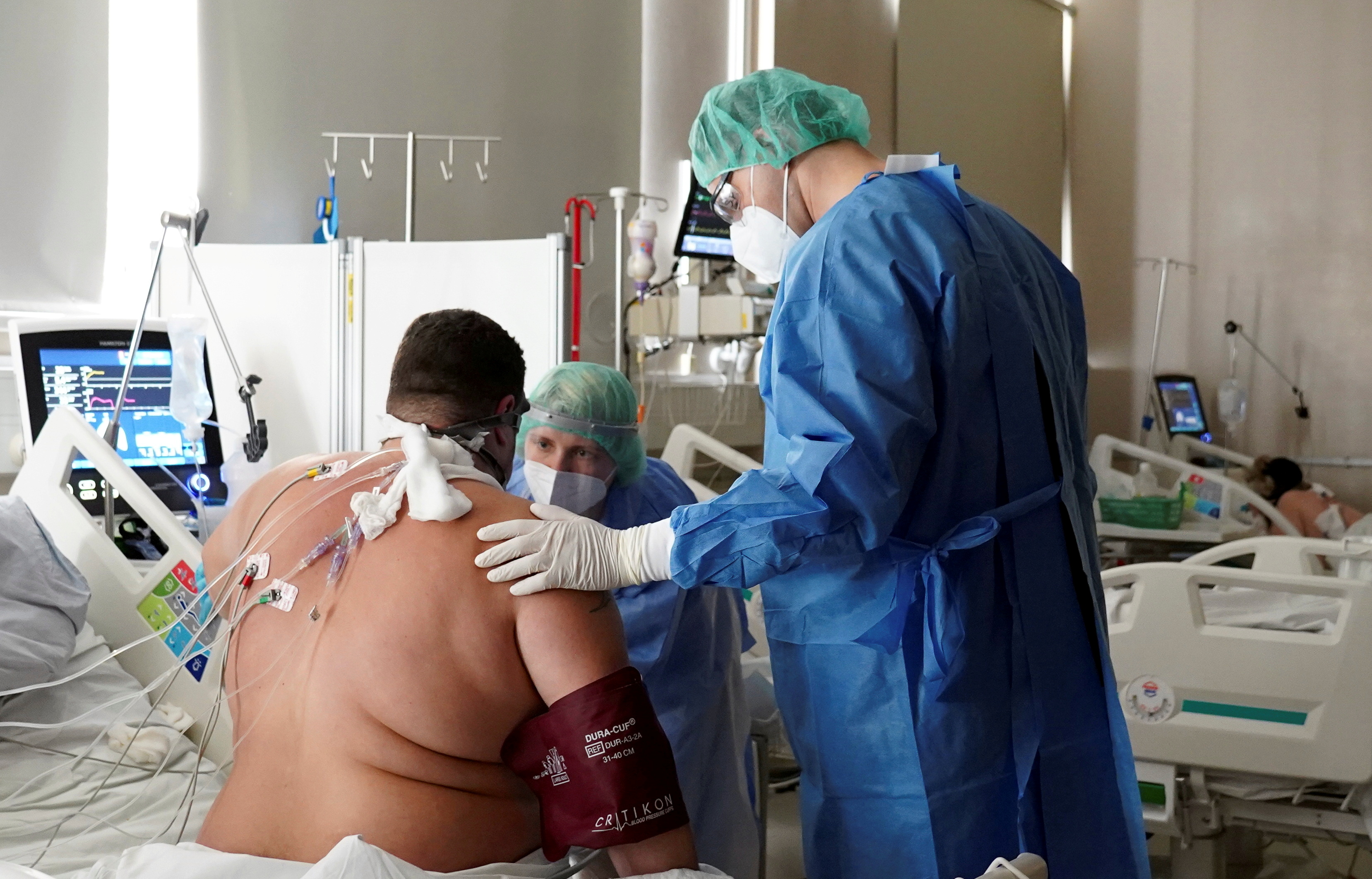 Un paciente con coronavirus en un hospital de Lituania. Se cree que la nueva droga podría evitar que los hospitales se desborden, especialmente en lugares donde las tasas de vacunación aún son bajas, (REUTERS/Janis Laizans/Farchivo)