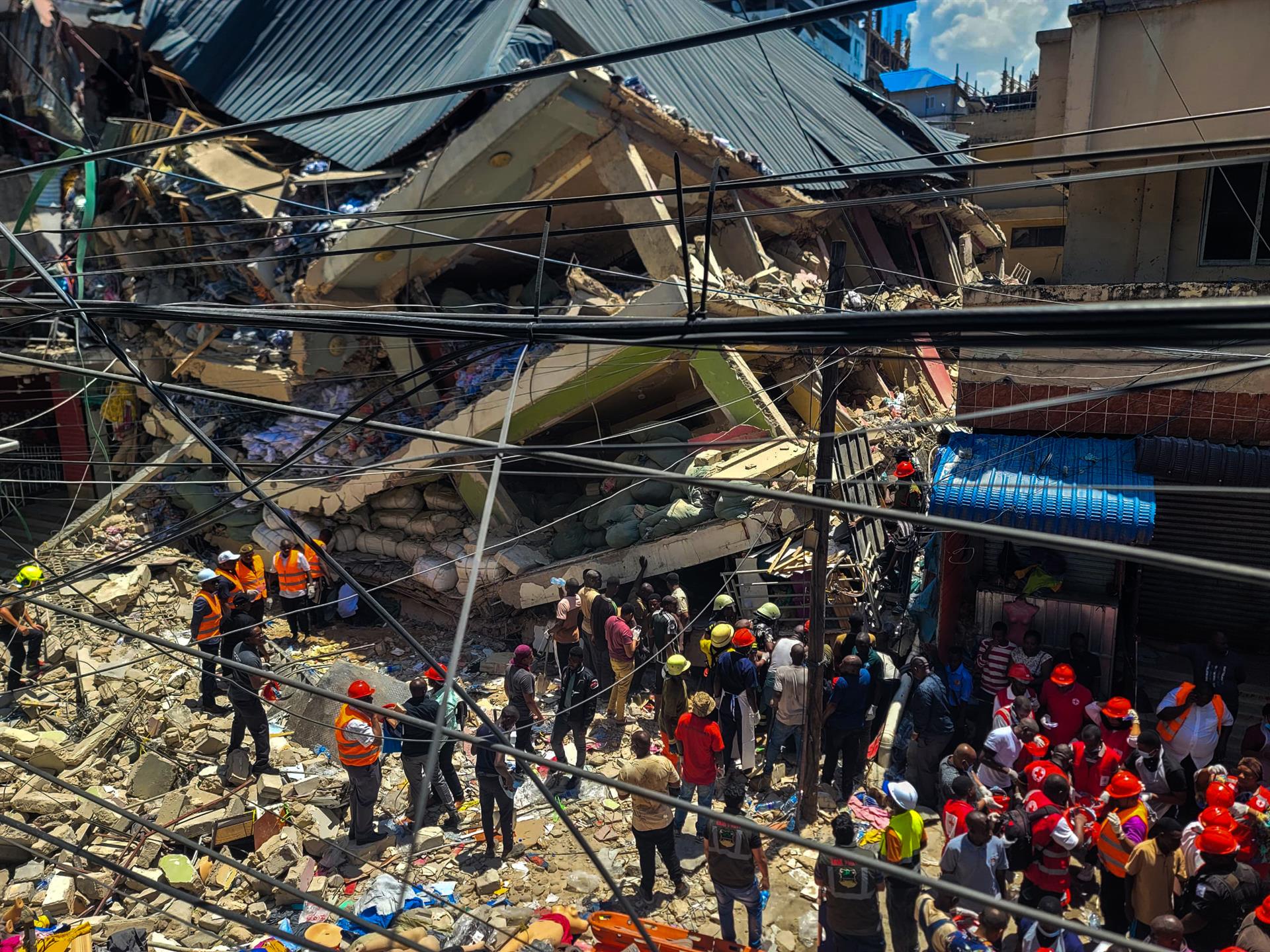 Aumentan a trece los muertos y 84 los heridos por el derrumbe de un edificio comercial en Tanzania - Infobae