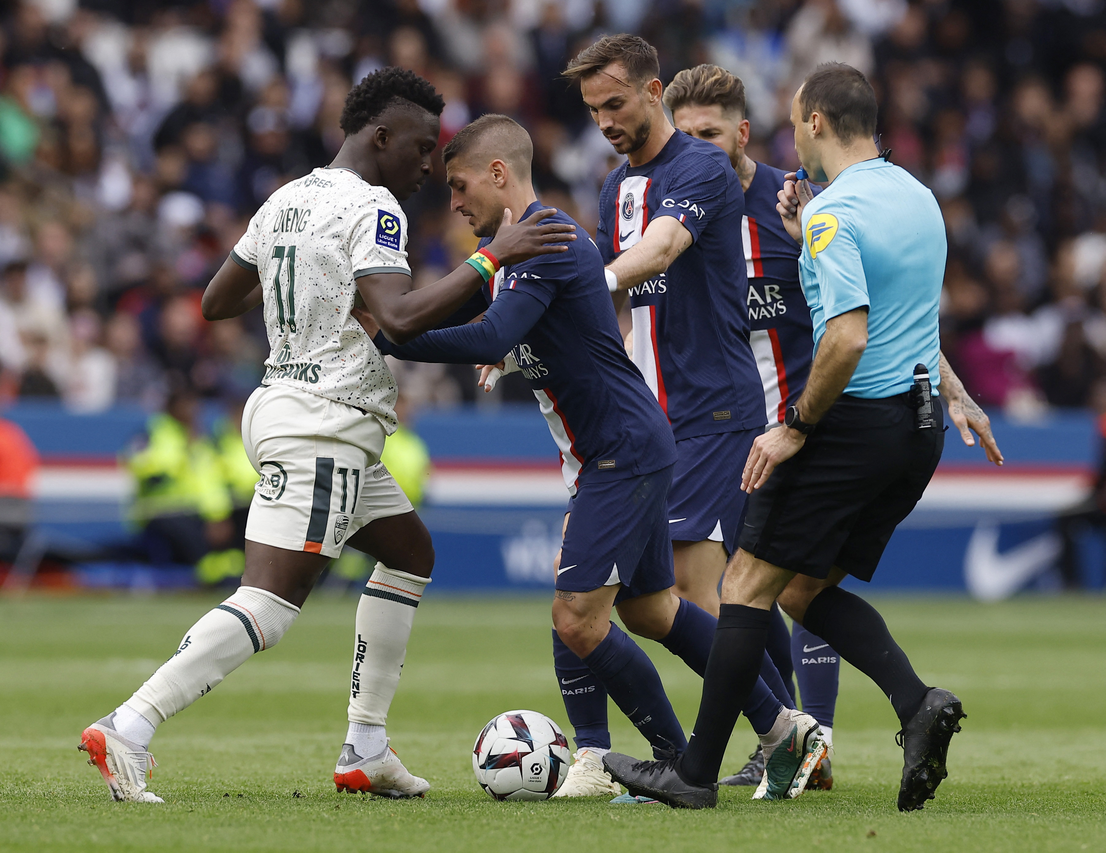 Los tumultos y las peleas fueron moneda corriente en choque entre PSG y Lorient (Foto: Reuters)