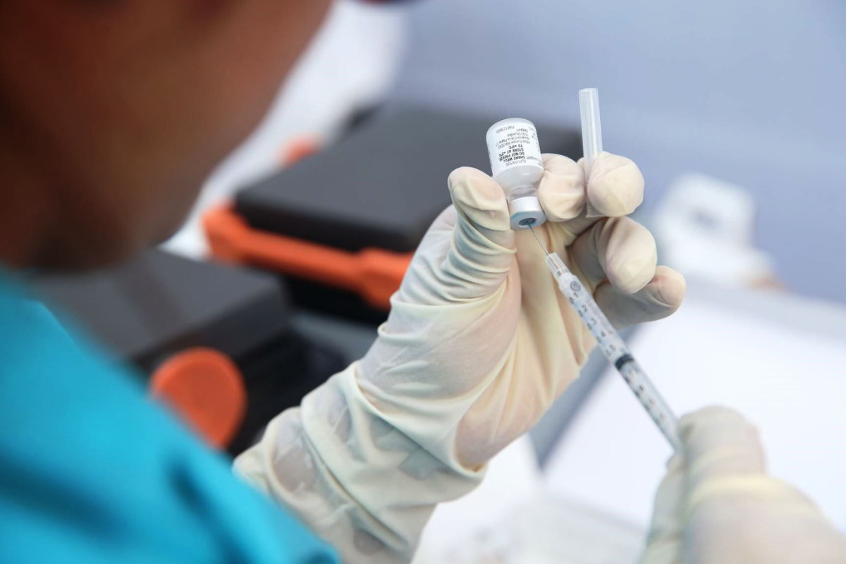 Lo más importante para los especialistas es protegerse con las vacunas para evitar la caída de la inmunidad (Andina)