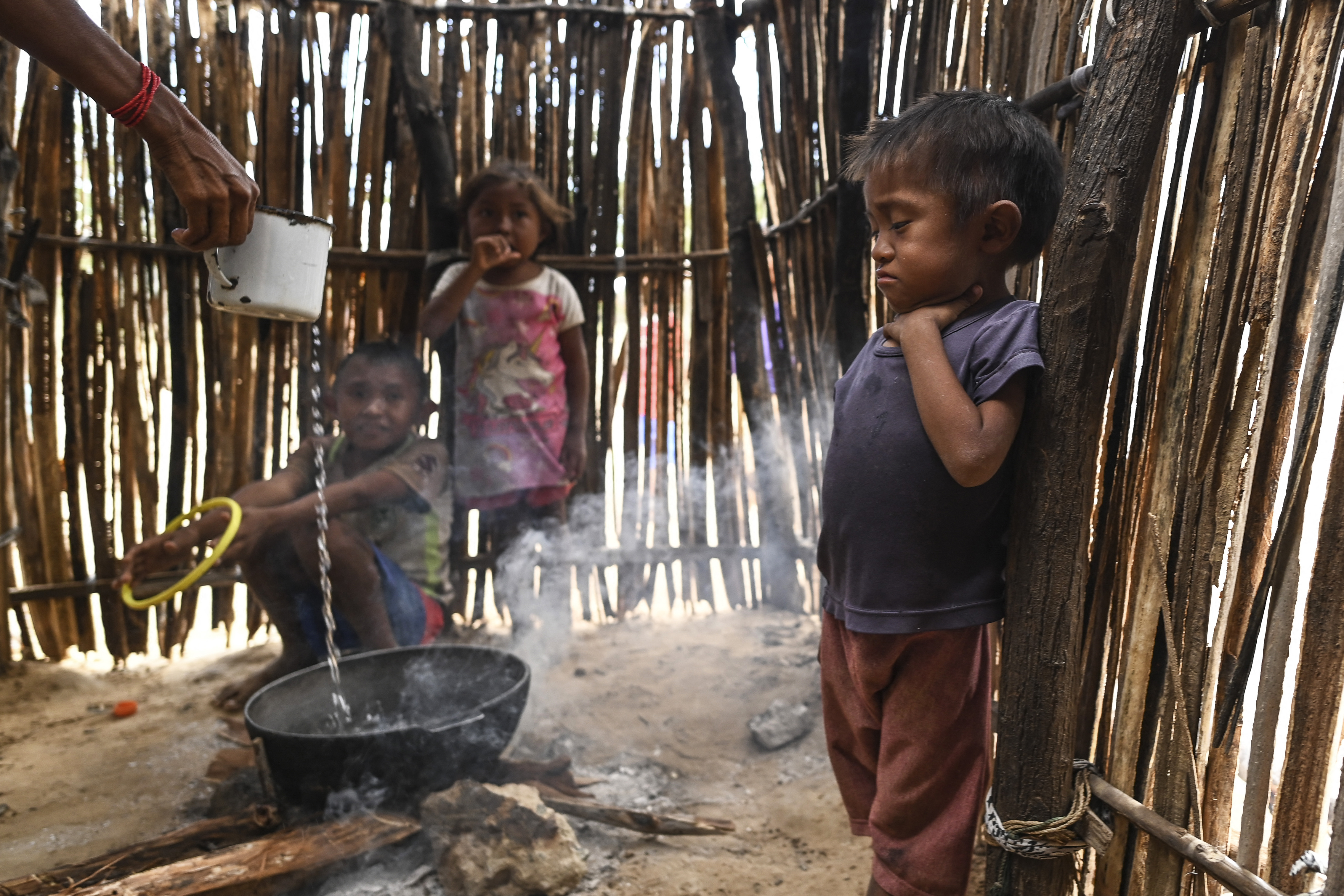 Hambre y sed: la vida corta de los niños indígenas en un desierto de Colombia