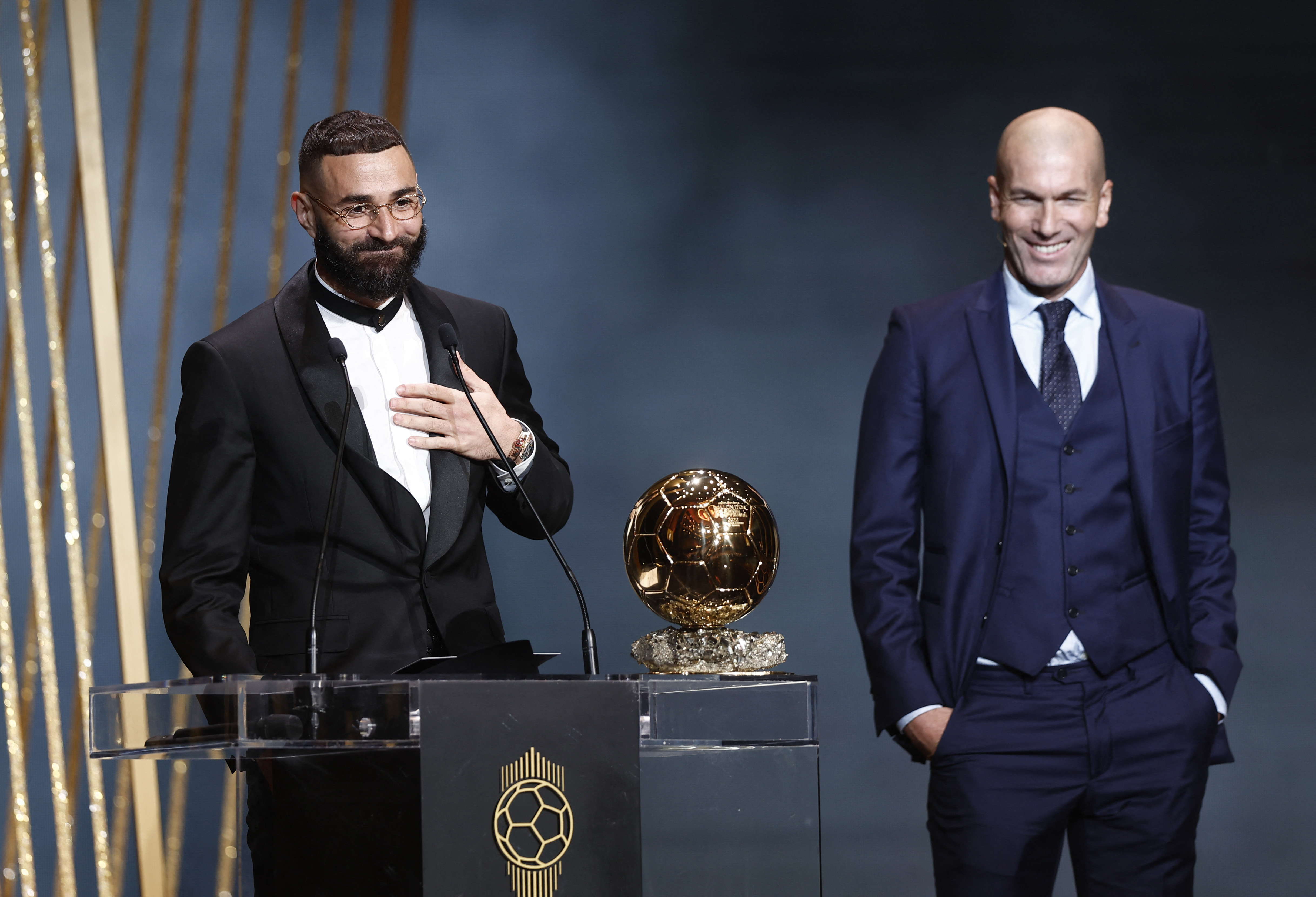 Benzema, de 32 años, recibió el premio en el Teatro de Châtelet de París, Francia, en manos de Zinedine Zidane, quien lo ganó en 1998 y hasta el día de hoy era el último francés en conquistarlo. Zizou también lo dirigió en el Real Madrid multicampeón entre las temporadas 2016-2018 y 2019-2021.