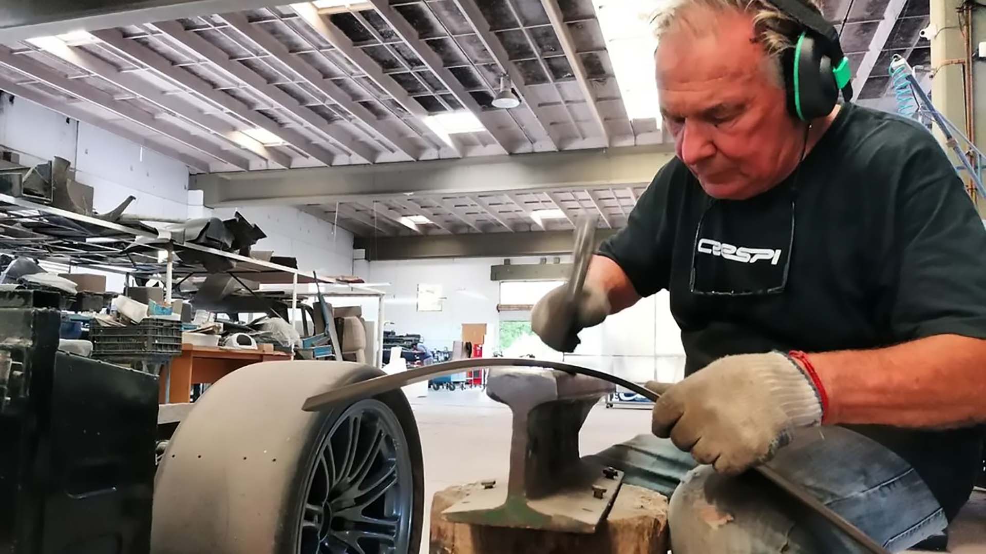 A sus 84 años, Tulio Crespi sigue metiendo mano en la construcción de los autos de carrera. En su fábricas se hicieron las réplicas exactas de los coches de Senna (@tuliocrespi)