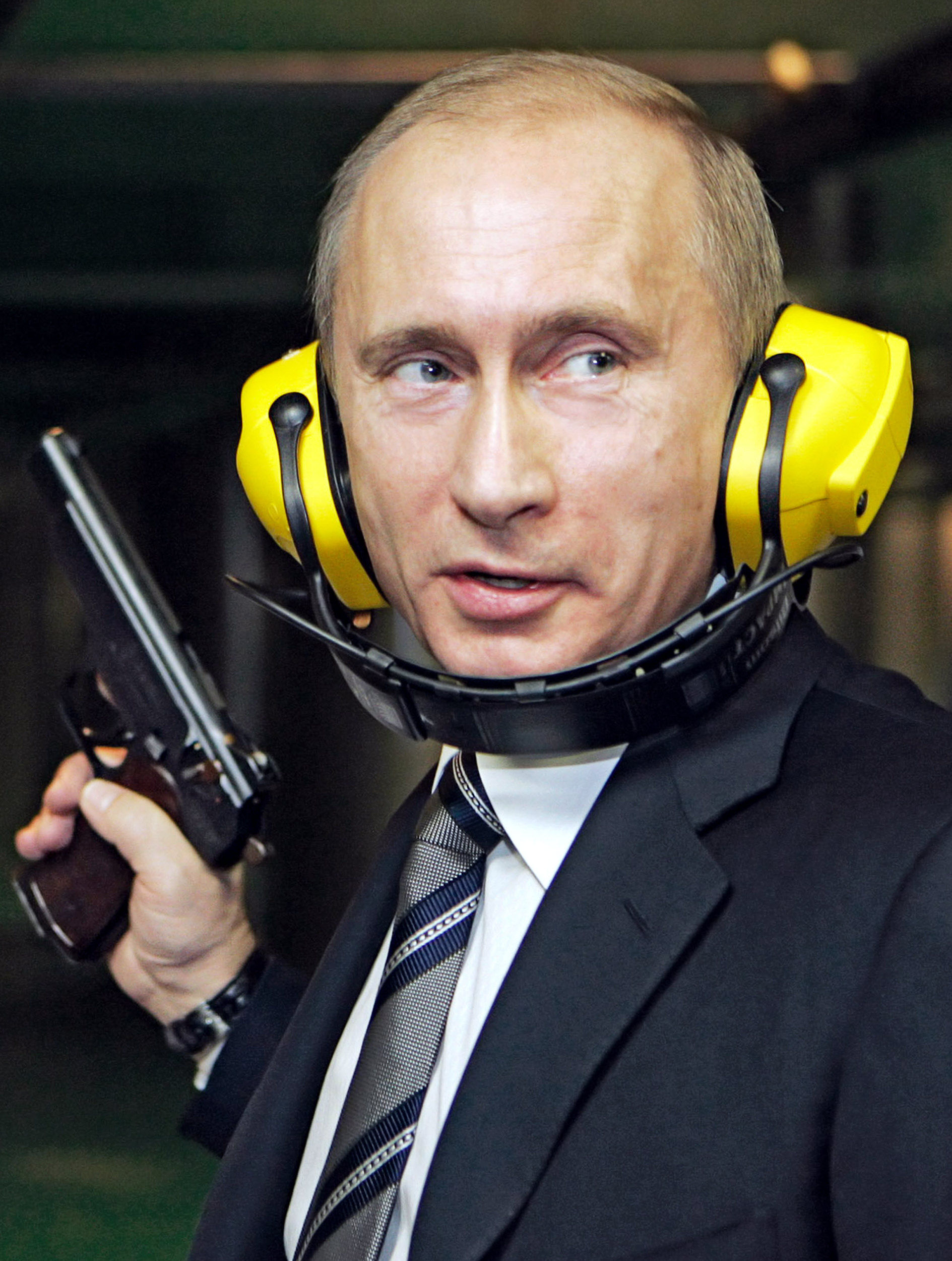 En esta foto de archivo tomada el 8 de noviembre de 2006, el presidente ruso Vladimir Putin sostiene una pistola durante su visita a una sede recién construida del Departamento Principal de Inteligencia del Estado Mayor Ruso (GRU) en Moscú. Ese mismo año, Putin firmó una ley donde se legalizaban los asesinatos selectivos en el extranjero (AFP)